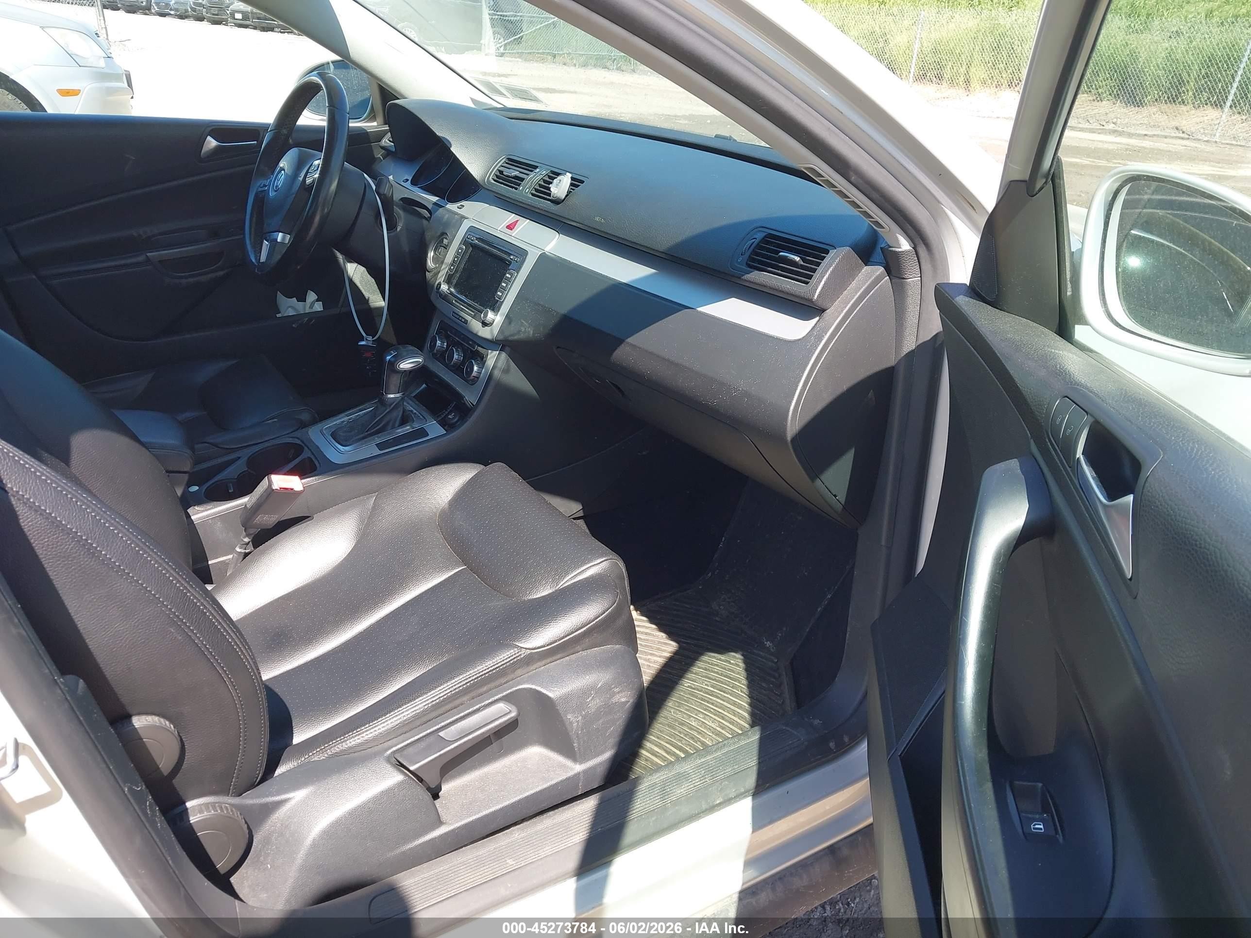 2010 Volkswagen Passat Komfort Silver vin: WVWXM7AN0AE077476