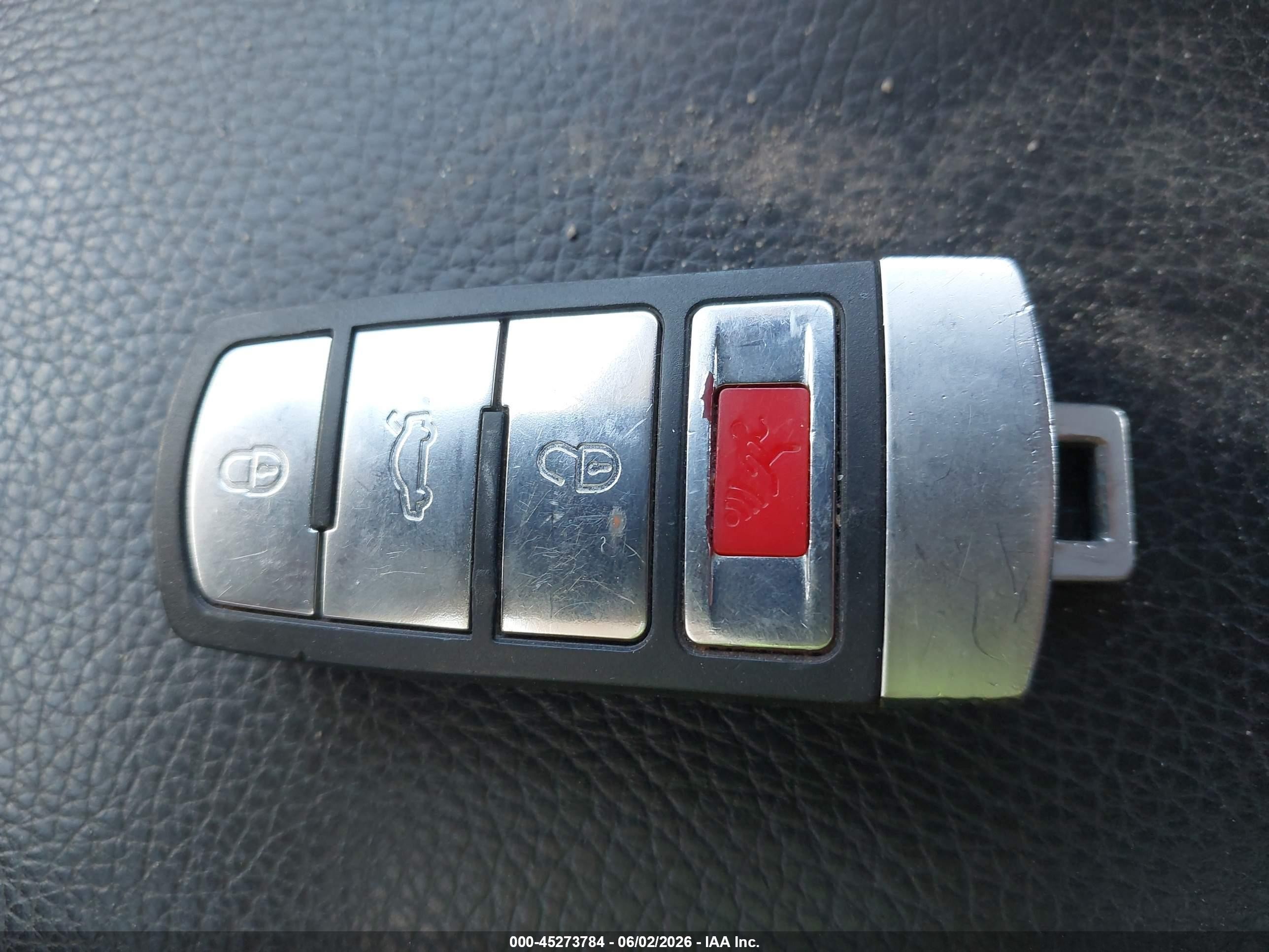 2010 Volkswagen Passat Komfort Silver vin: WVWXM7AN0AE077476