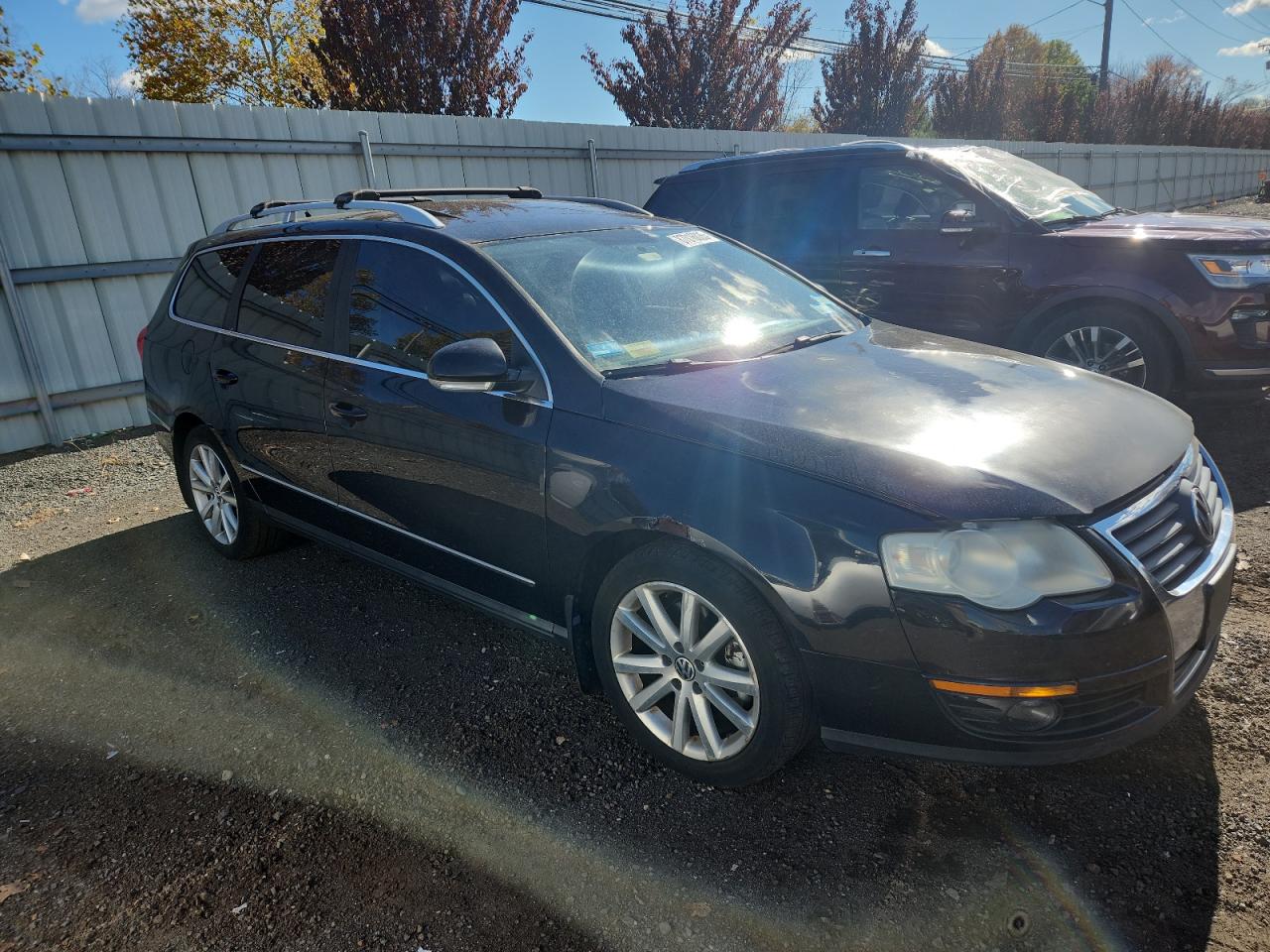 2010 Volkswagen Passat Komfort Black vin: WVWXM7AN2AE155613