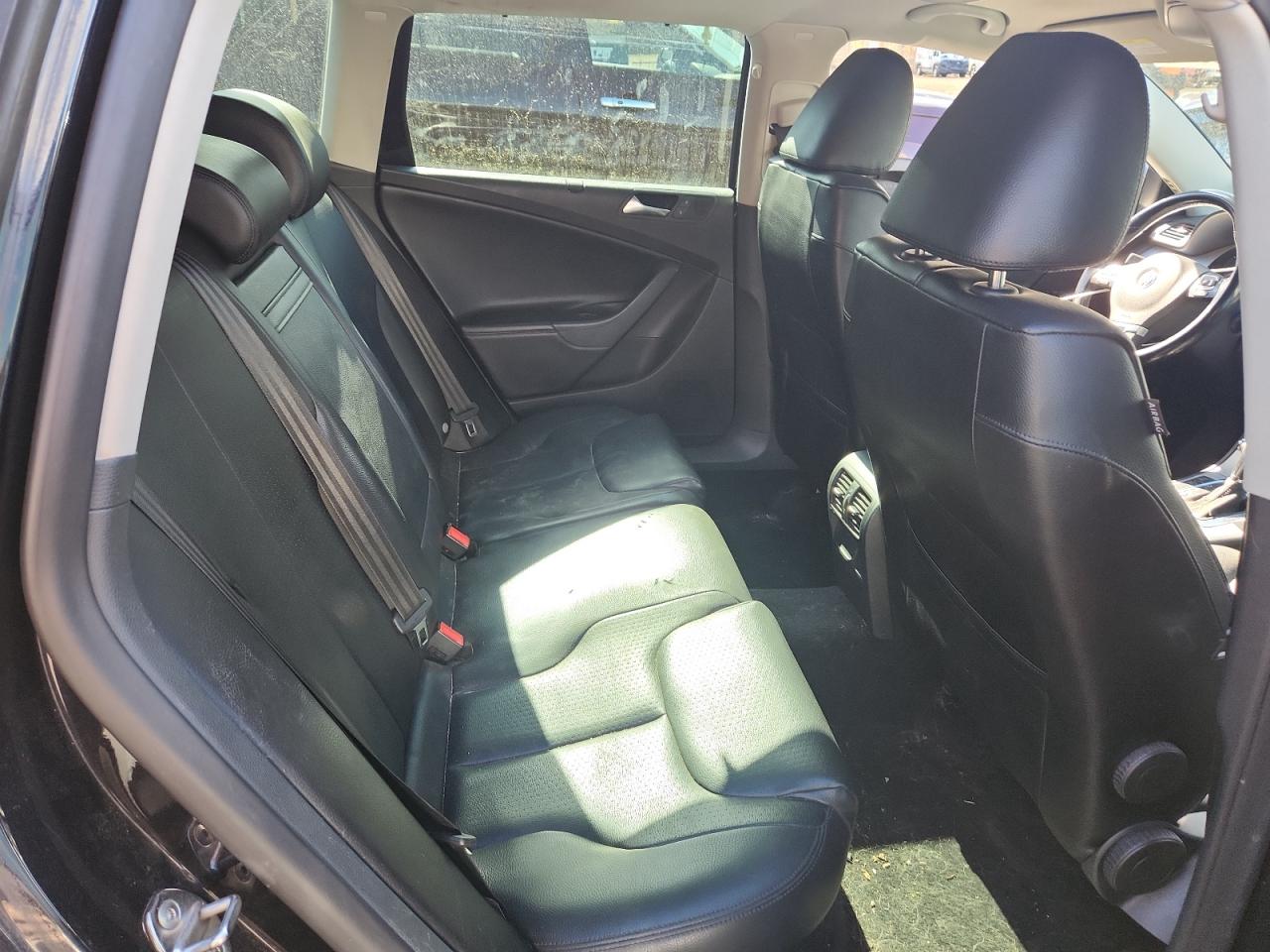 2010 Volkswagen Passat Komfort Black vin: WVWXM7AN2AE155613