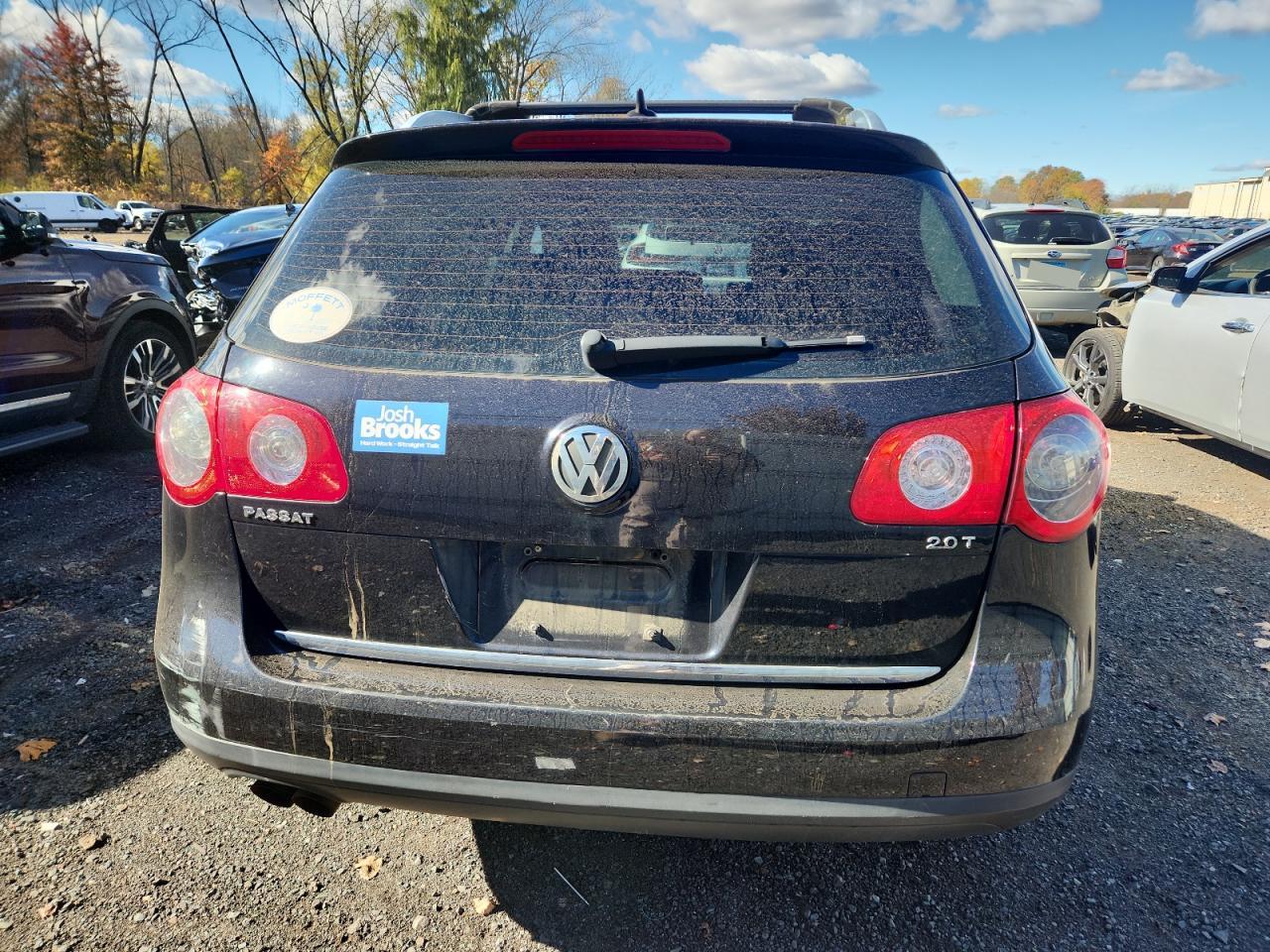 2010 Volkswagen Passat Komfort Black vin: WVWXM7AN2AE155613