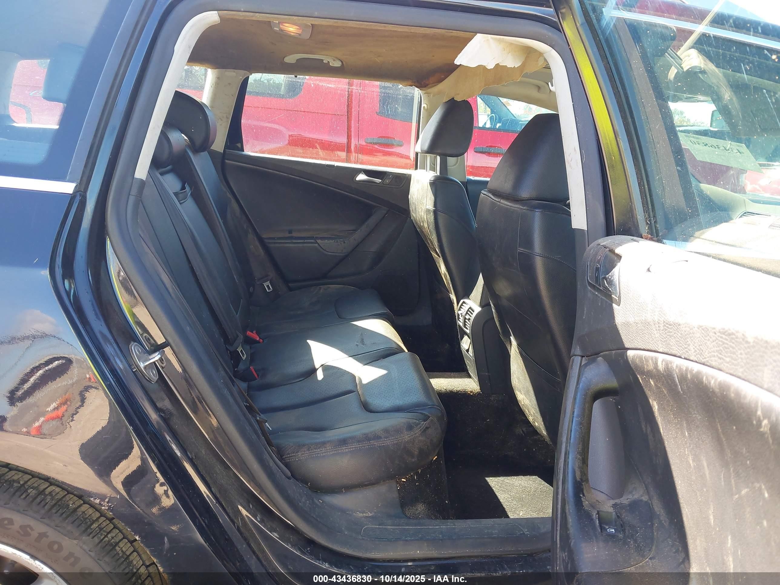 2010 Volkswagen Passat Komfort Black vin: WVWXM7AN4AE120071