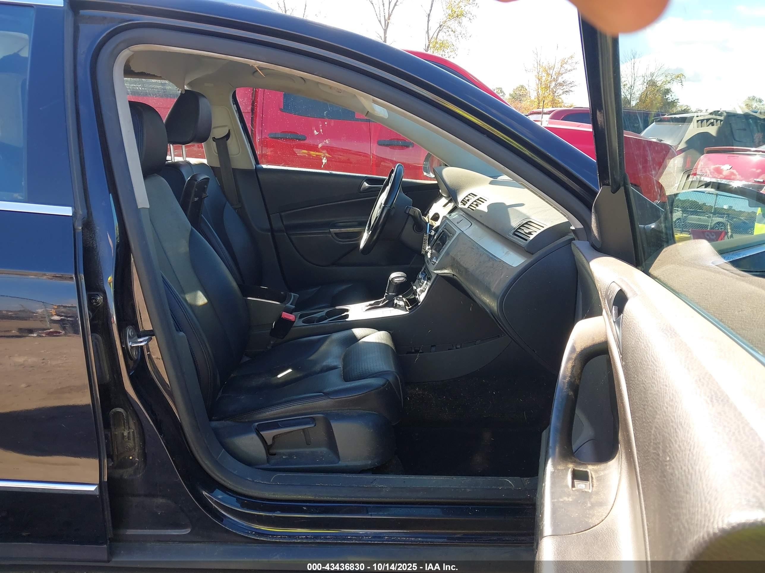 2010 Volkswagen Passat Komfort Black vin: WVWXM7AN4AE120071