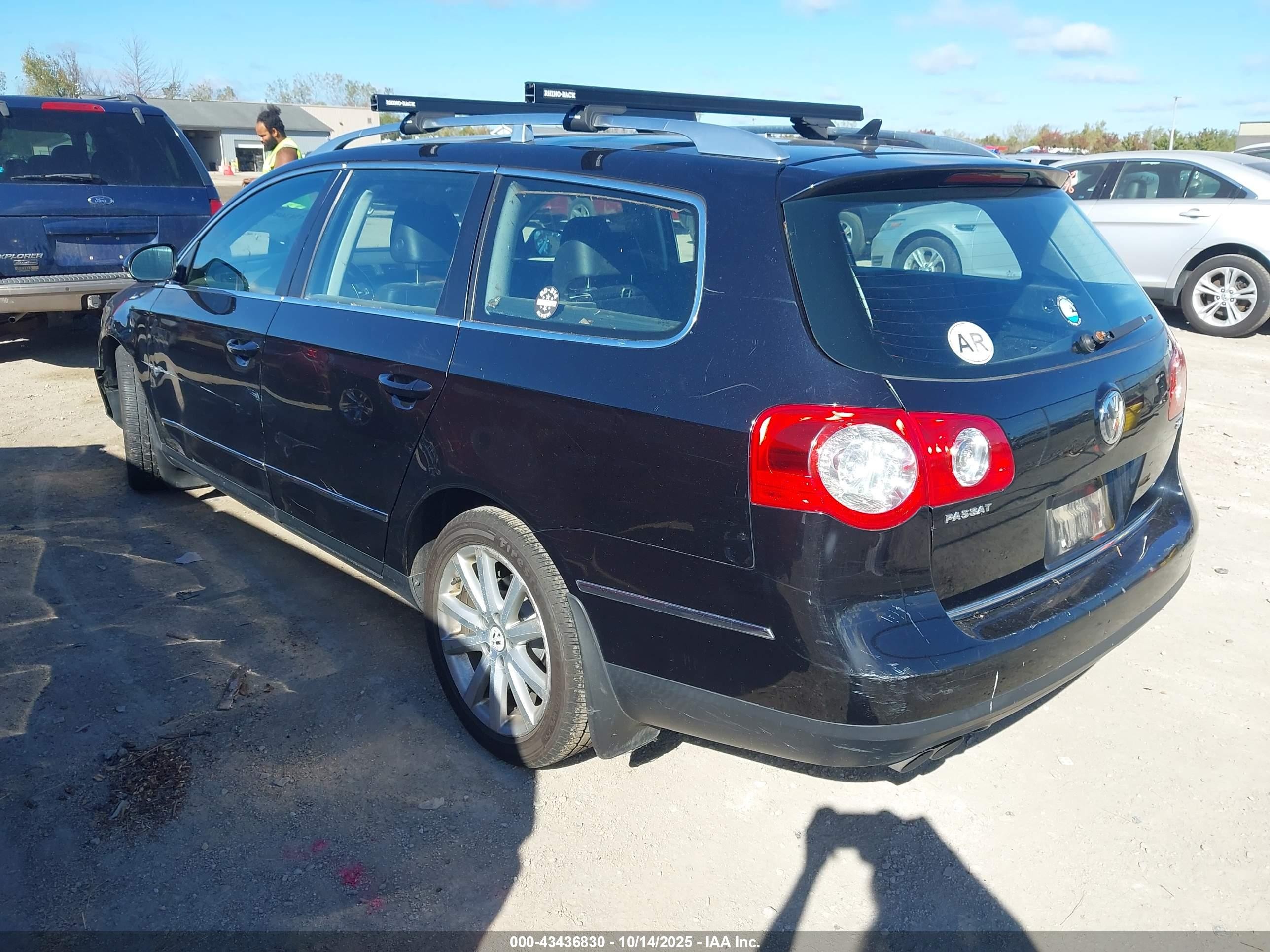 2010 Volkswagen Passat Komfort Black vin: WVWXM7AN4AE120071