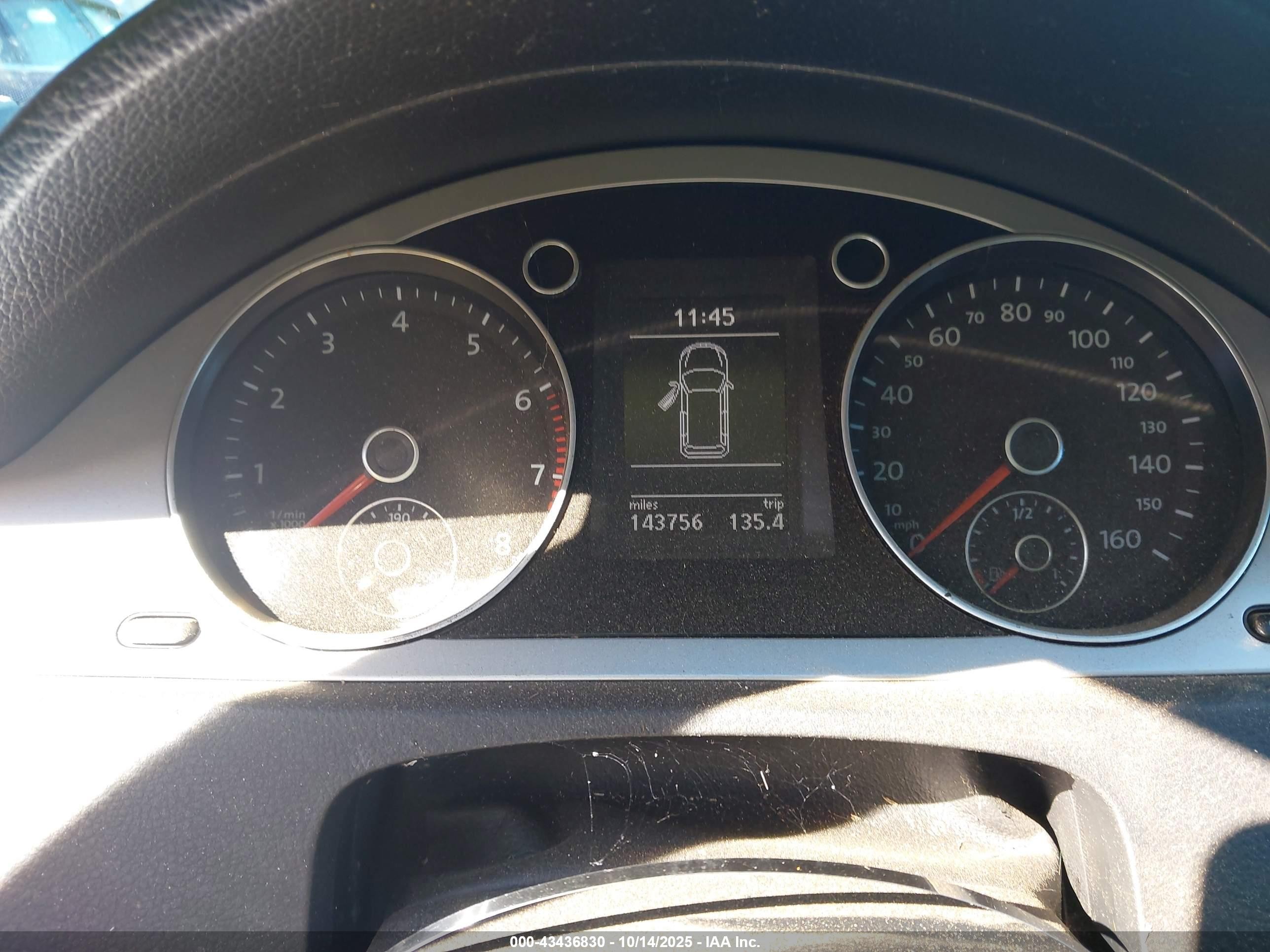 2010 Volkswagen Passat Komfort Black vin: WVWXM7AN4AE120071