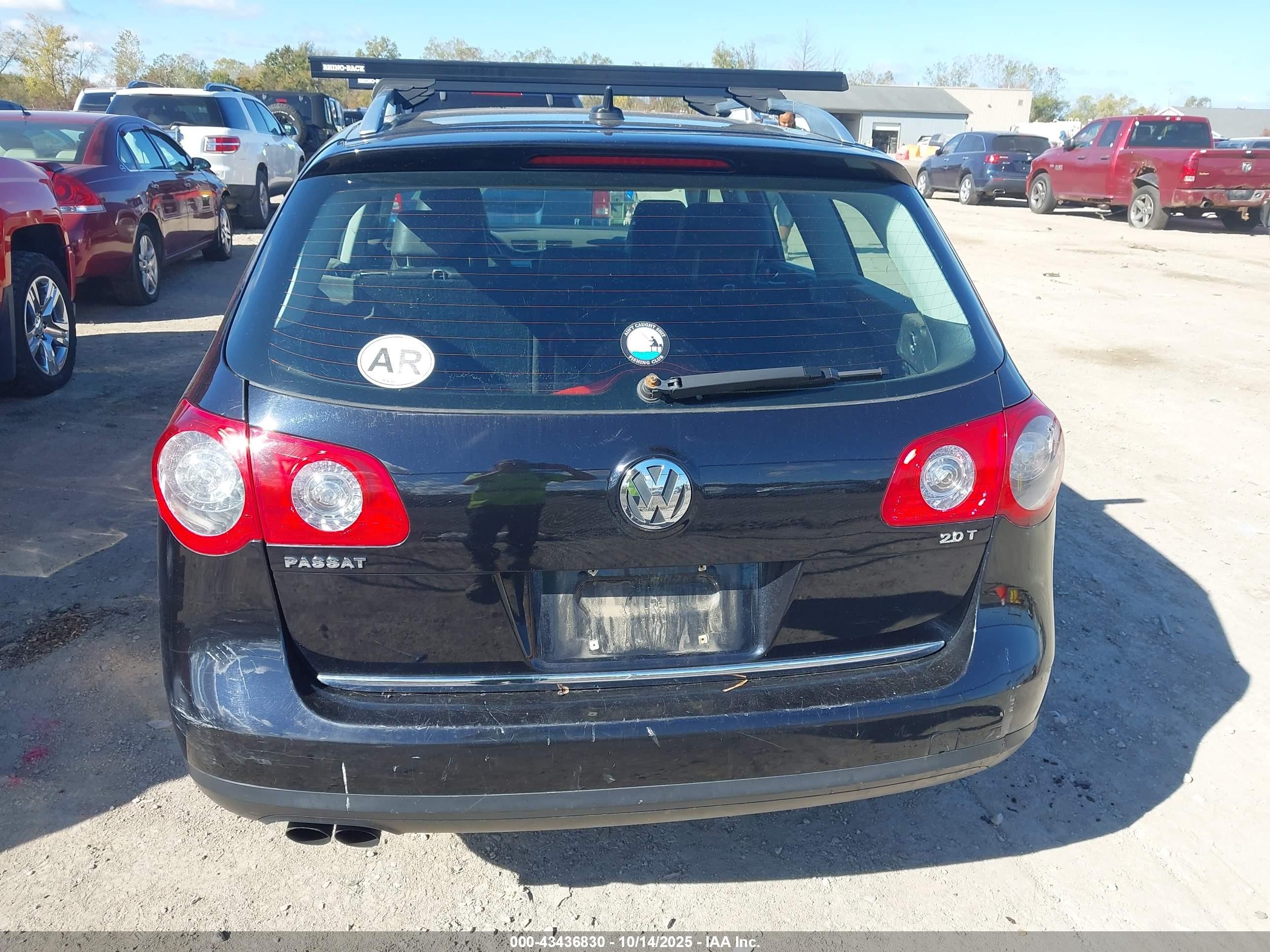 2010 Volkswagen Passat Komfort Black vin: WVWXM7AN4AE120071
