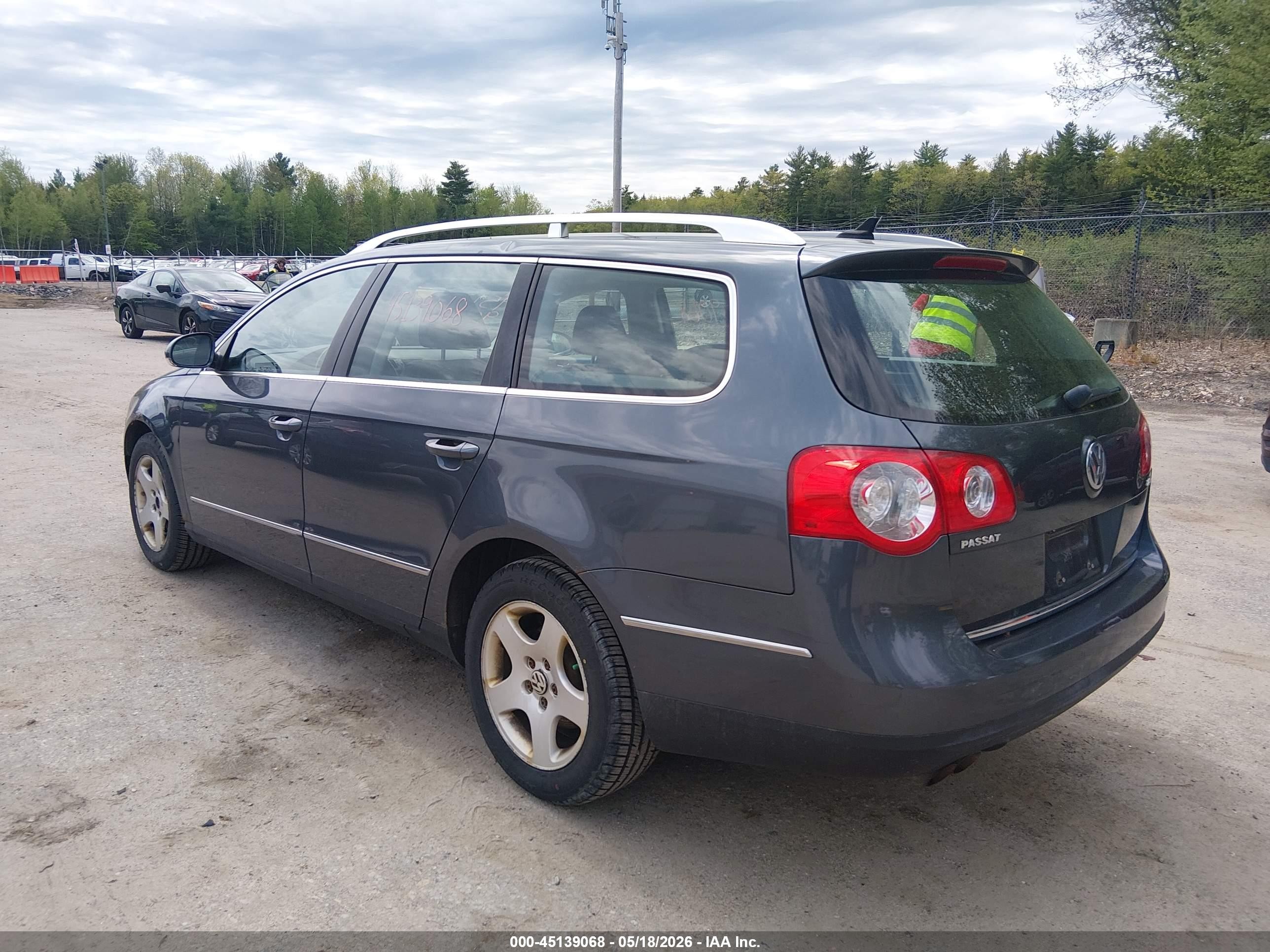 2010 Volkswagen Passat Komfort Серебряный vin: WVWXM7AN4AE142961