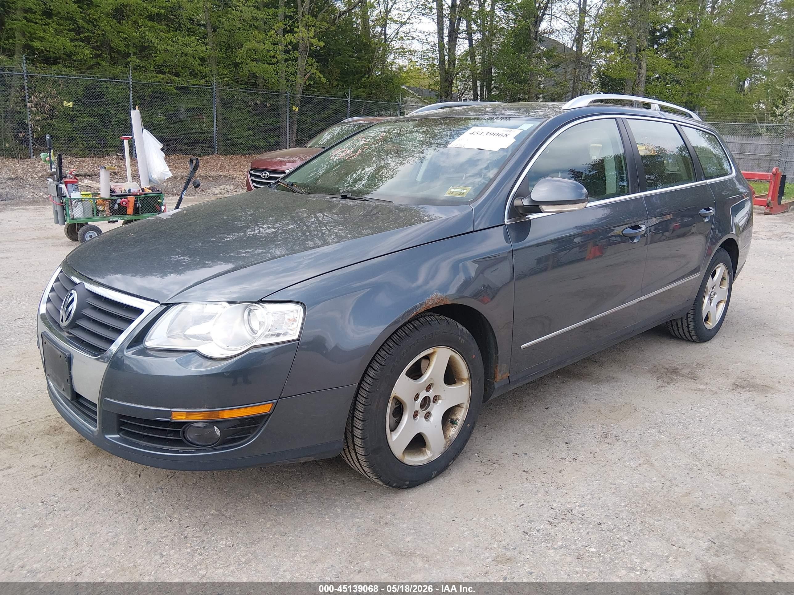 2010 Volkswagen Passat Komfort Серебряный vin: WVWXM7AN4AE142961