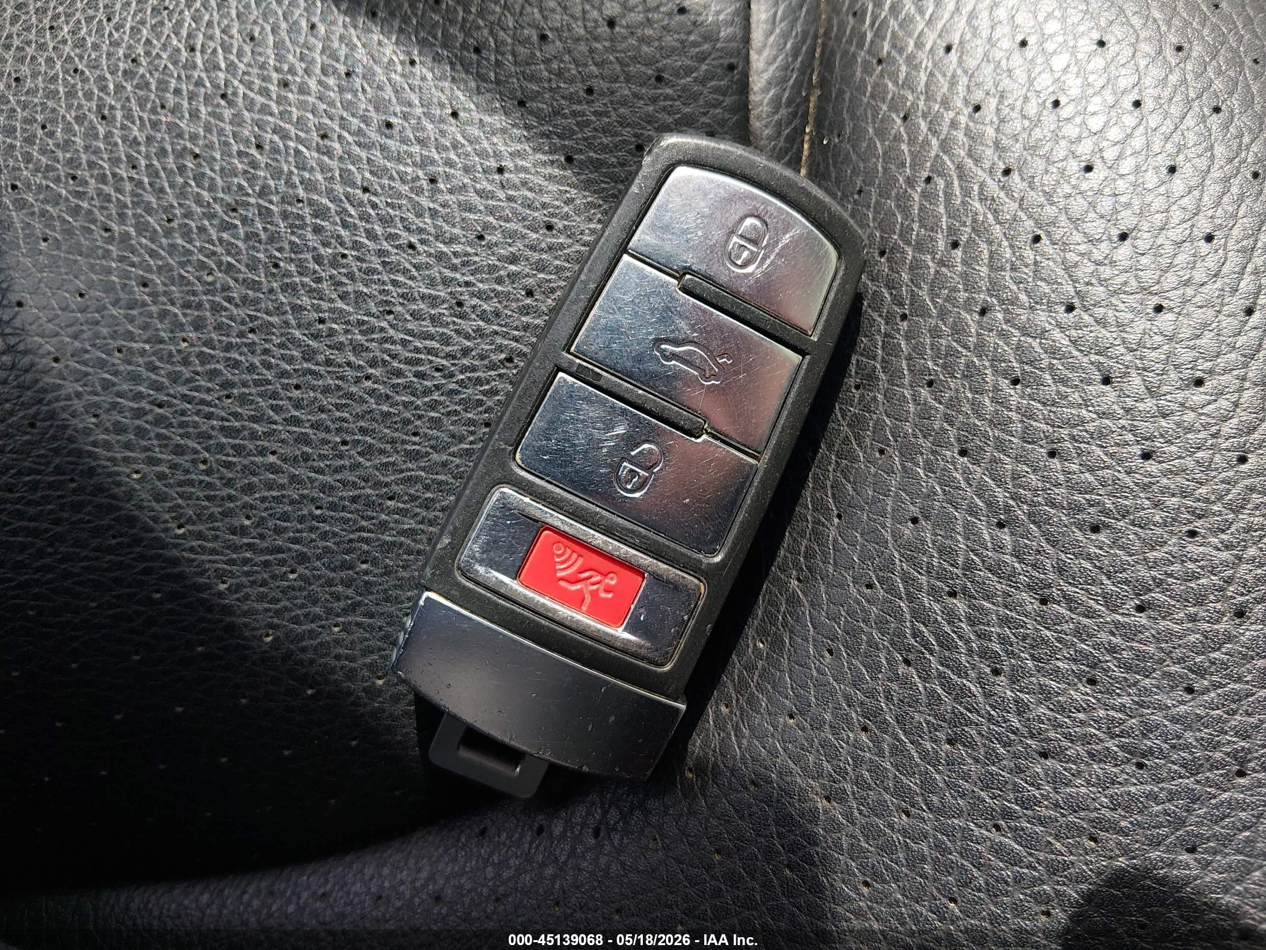 2010 Volkswagen Passat Komfort Серебряный vin: WVWXM7AN4AE142961