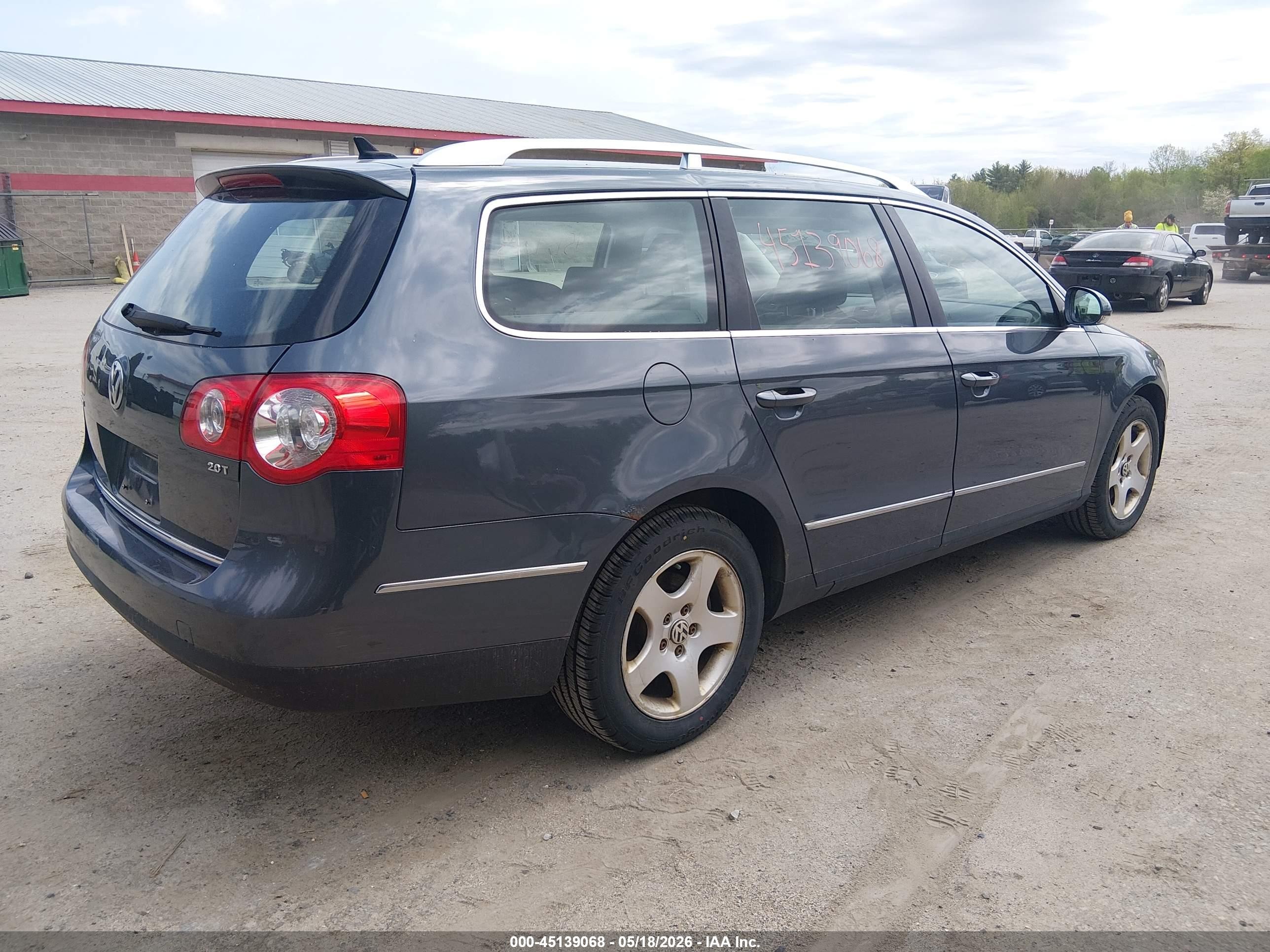 2010 Volkswagen Passat Komfort Серебряный vin: WVWXM7AN4AE142961
