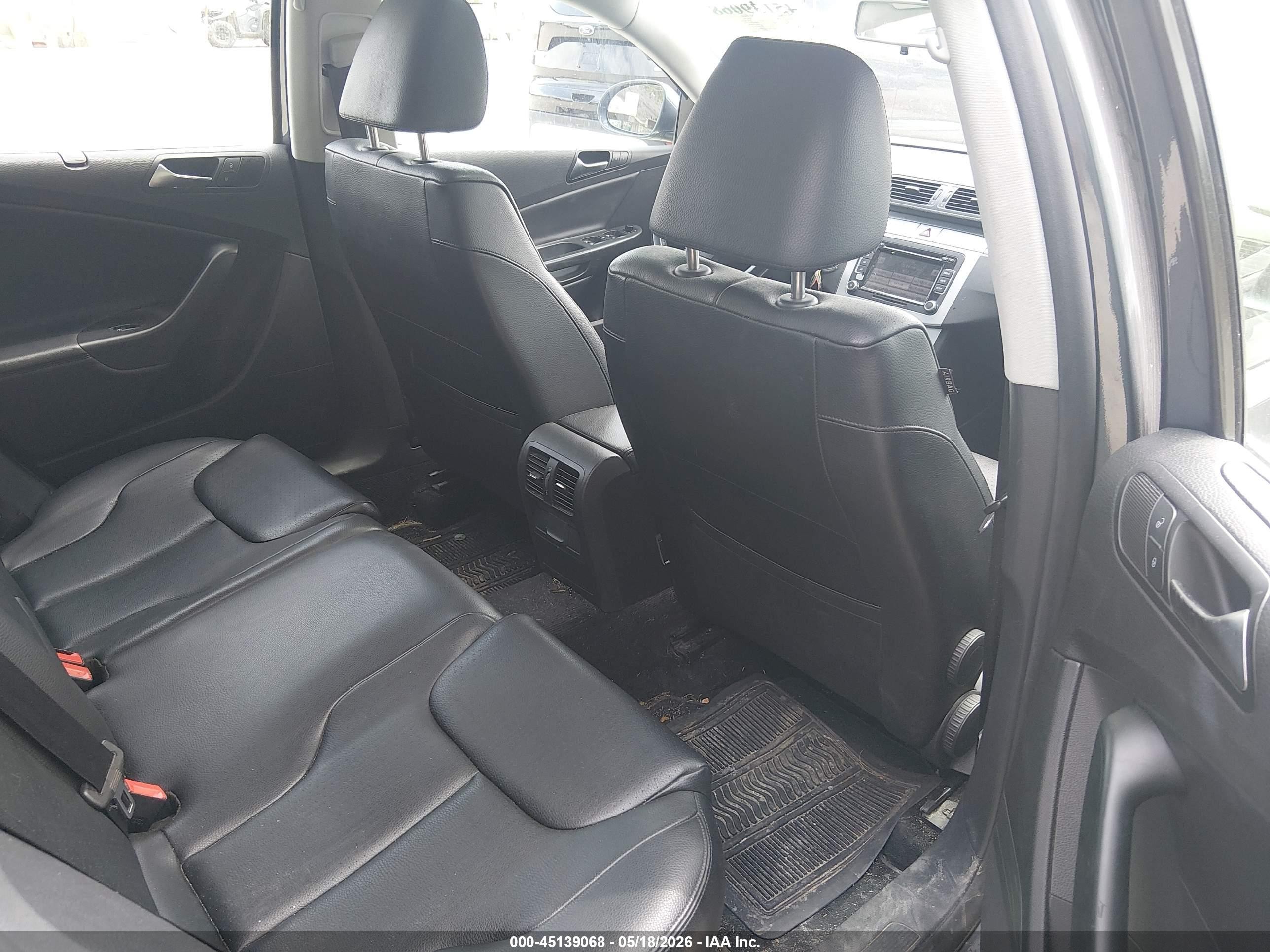 2010 Volkswagen Passat Komfort Серебряный vin: WVWXM7AN4AE142961