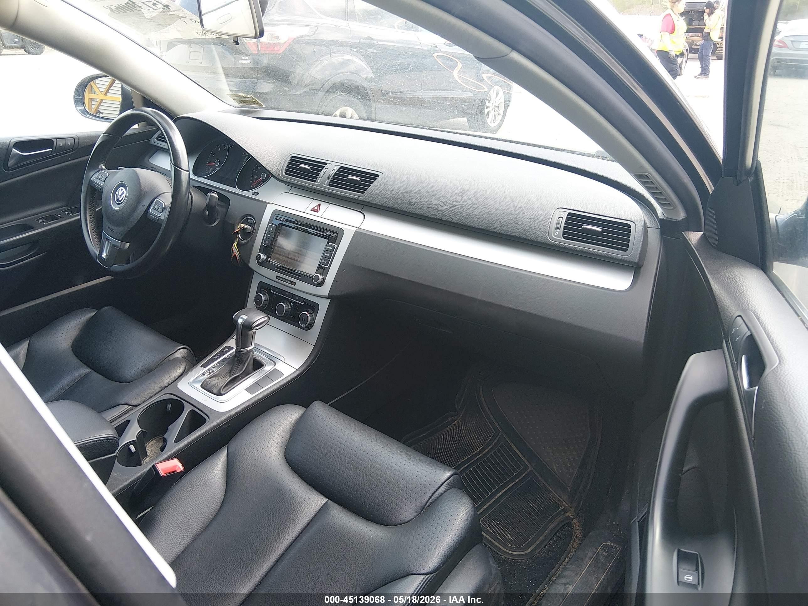 2010 Volkswagen Passat Komfort Серебряный vin: WVWXM7AN4AE142961
