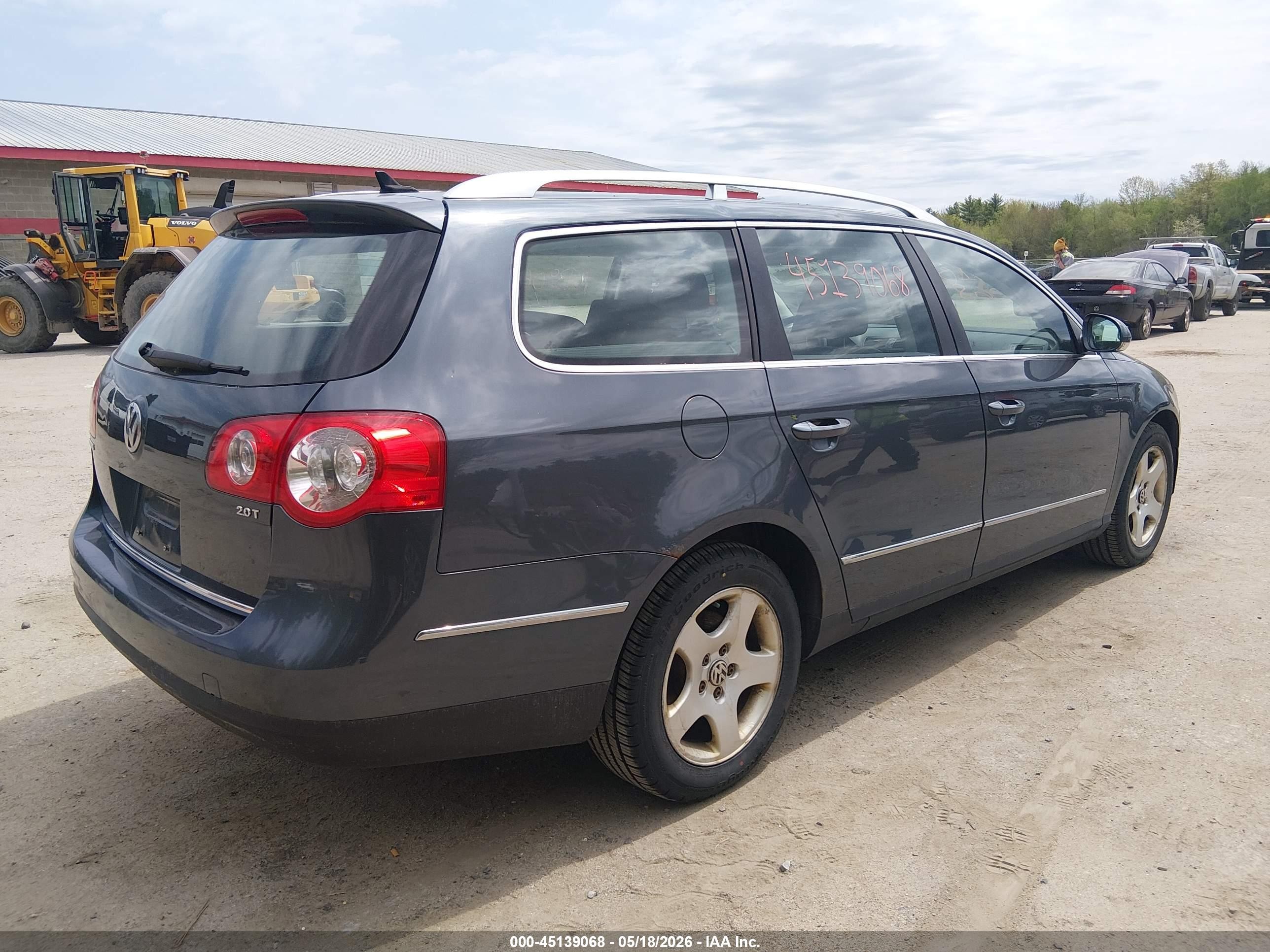 2010 Volkswagen Passat Komfort Серебряный vin: WVWXM7AN4AE142961