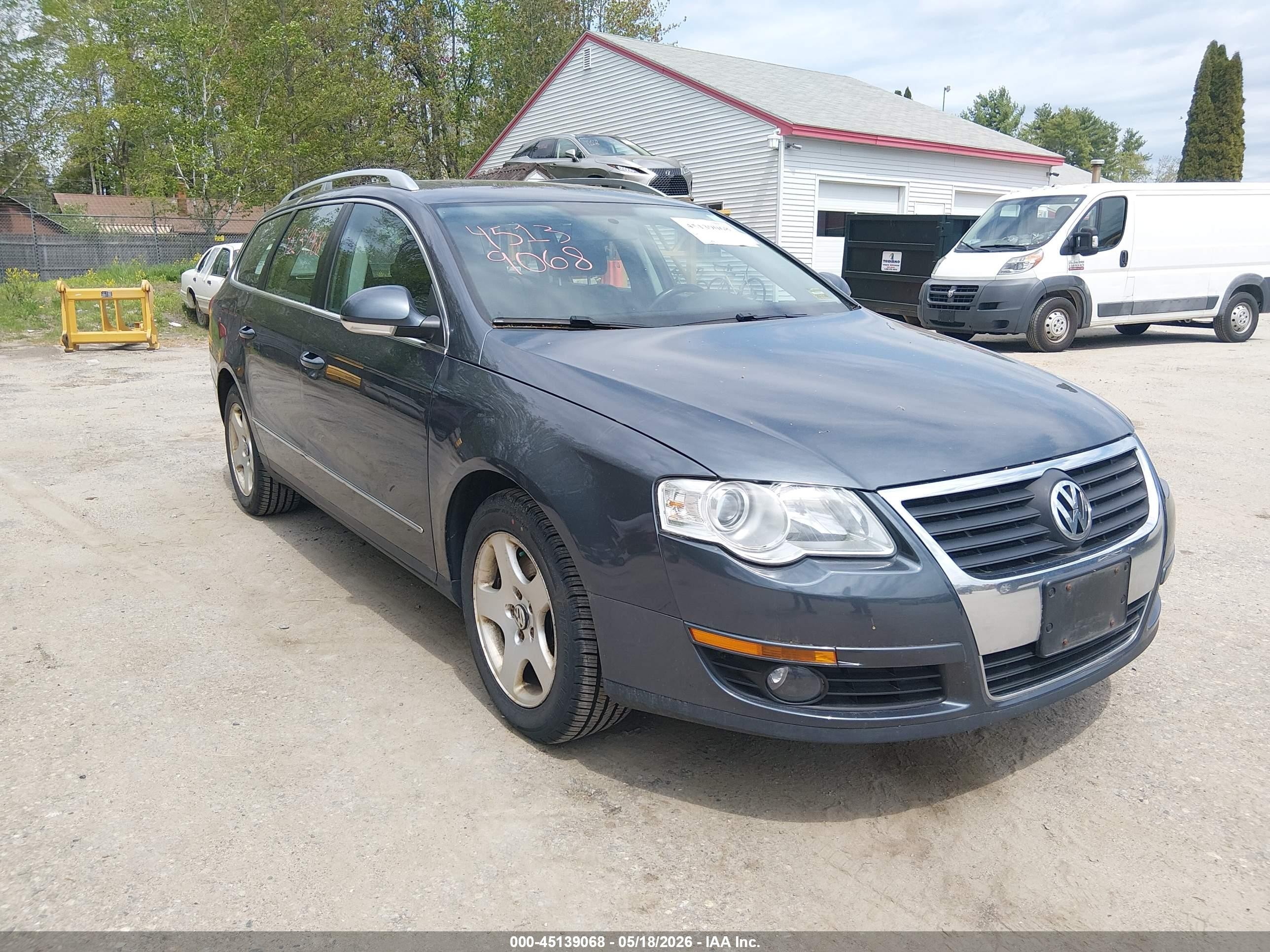 2010 Volkswagen Passat Komfort Серебряный vin: WVWXM7AN4AE142961