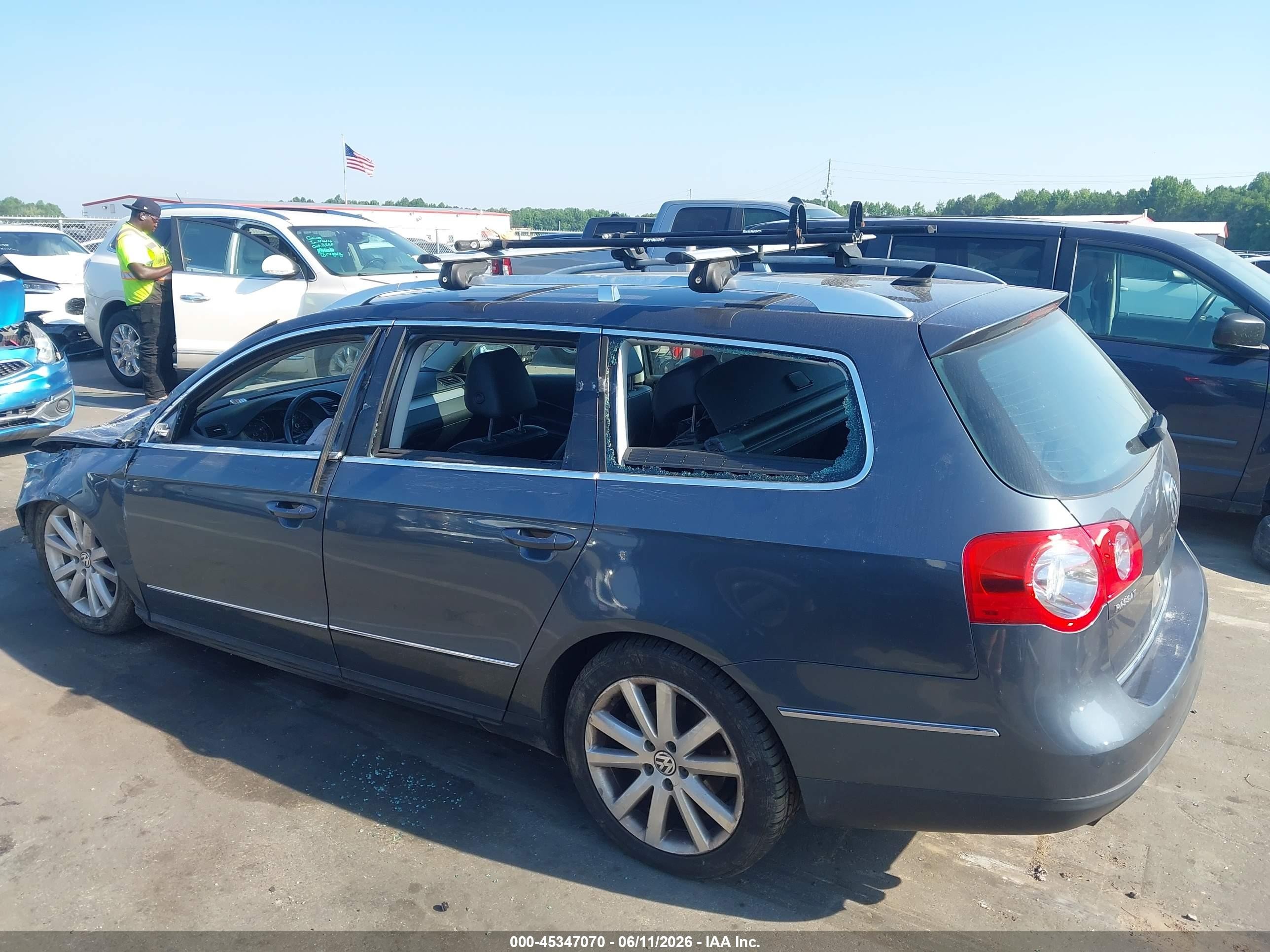 2010 Volkswagen Passat Komfort Gray vin: WVWXM7AN5AE075030