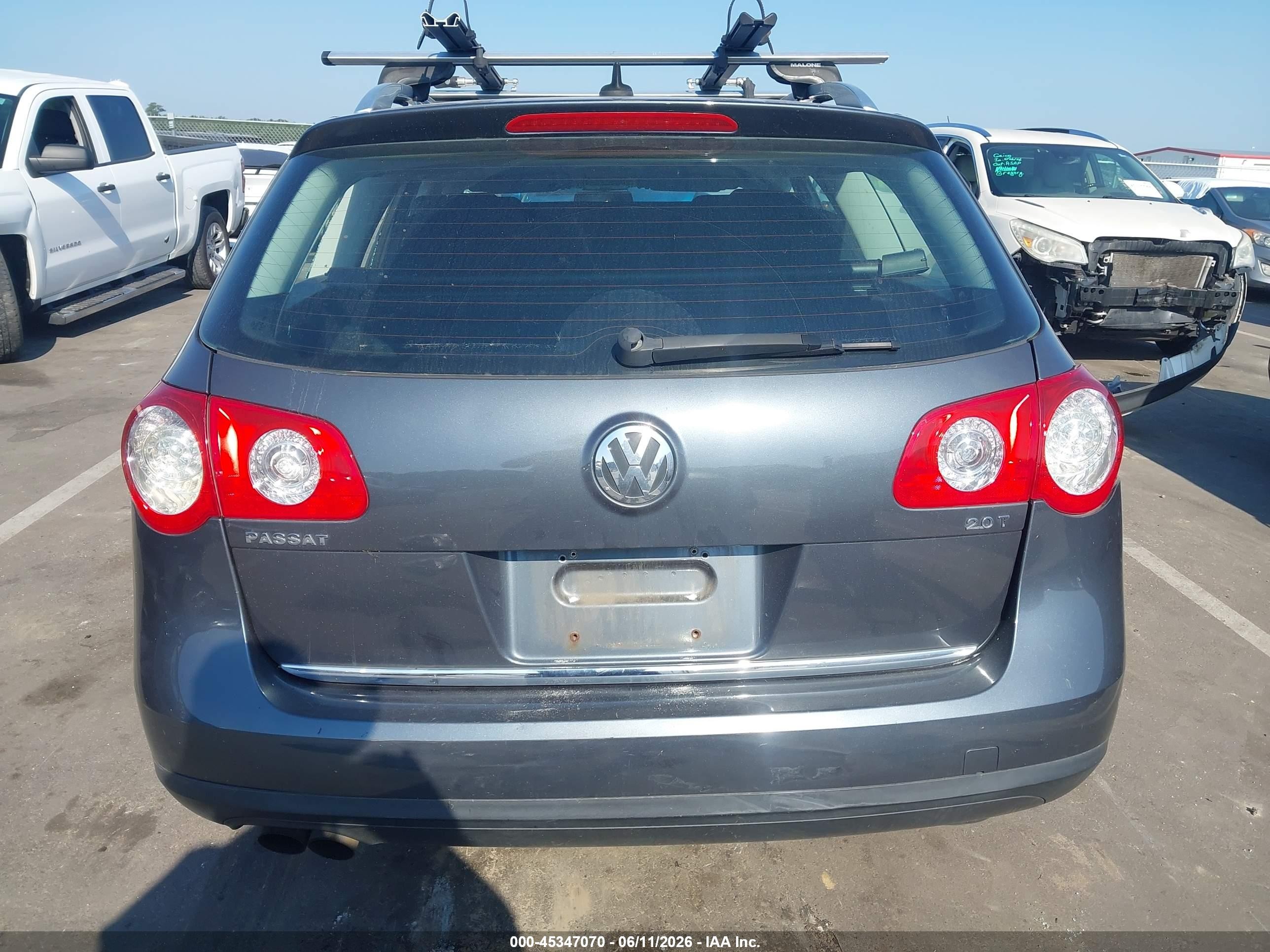 2010 Volkswagen Passat Komfort Gray vin: WVWXM7AN5AE075030