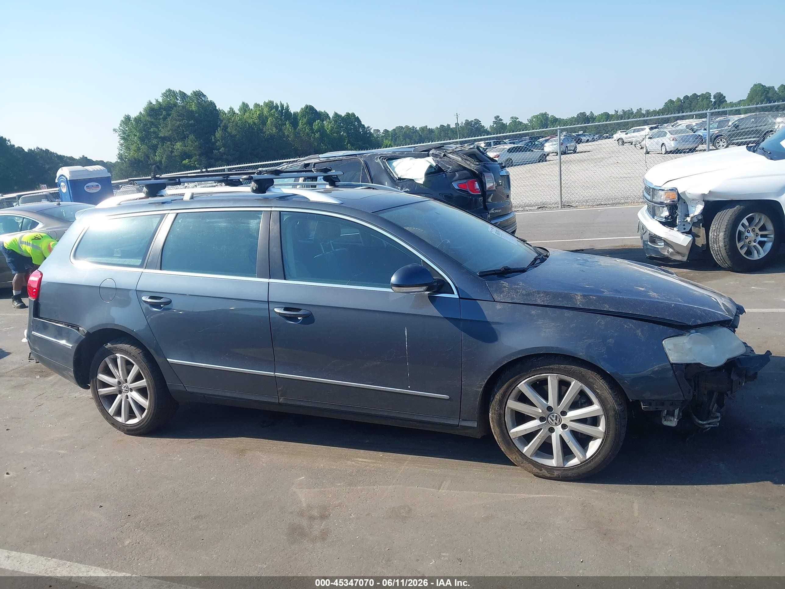 2010 Volkswagen Passat Komfort Gray vin: WVWXM7AN5AE075030