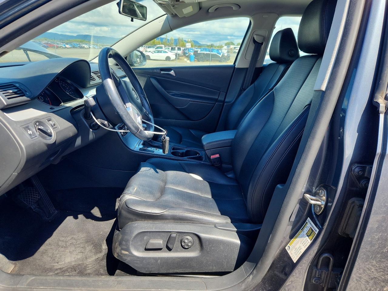 2010 Volkswagen Passat Komfort Серый vin: WVWXM7AN5AE101402