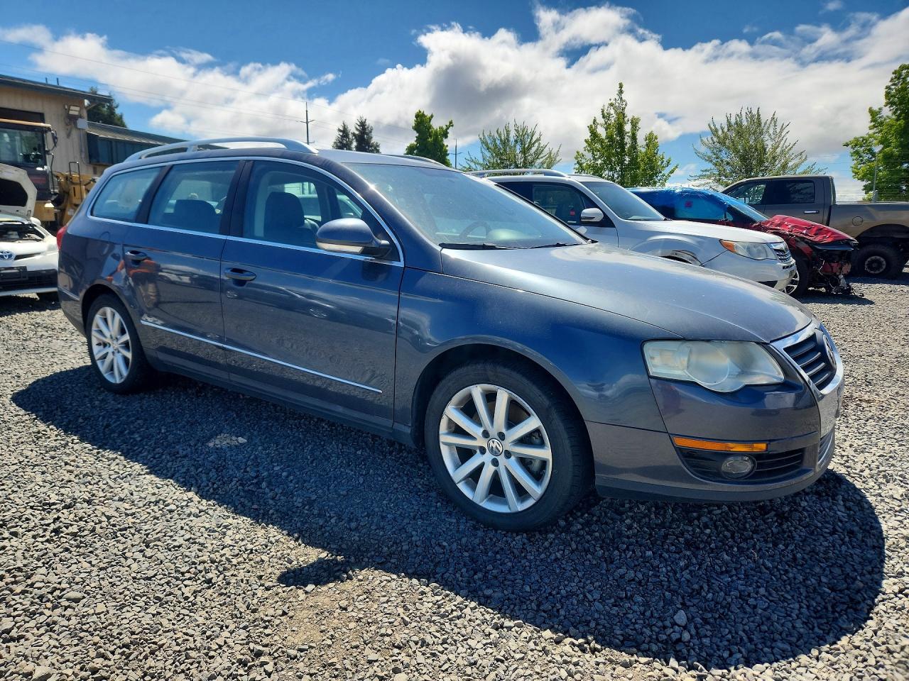 2010 Volkswagen Passat Komfort Серый vin: WVWXM7AN5AE101402