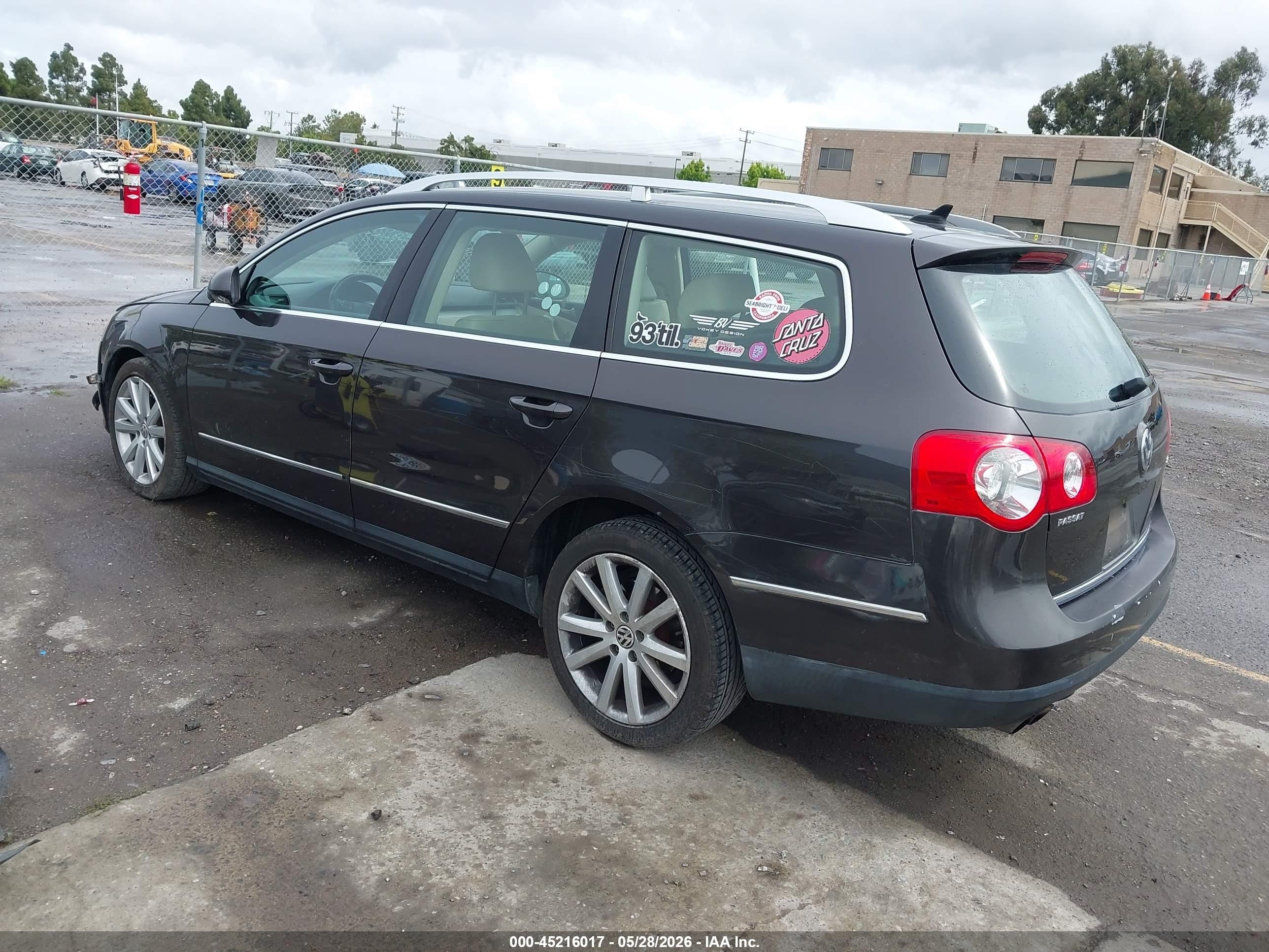 2010 Volkswagen Passat Komfort Dark Brown vin: WVWXM7AN6AE154187