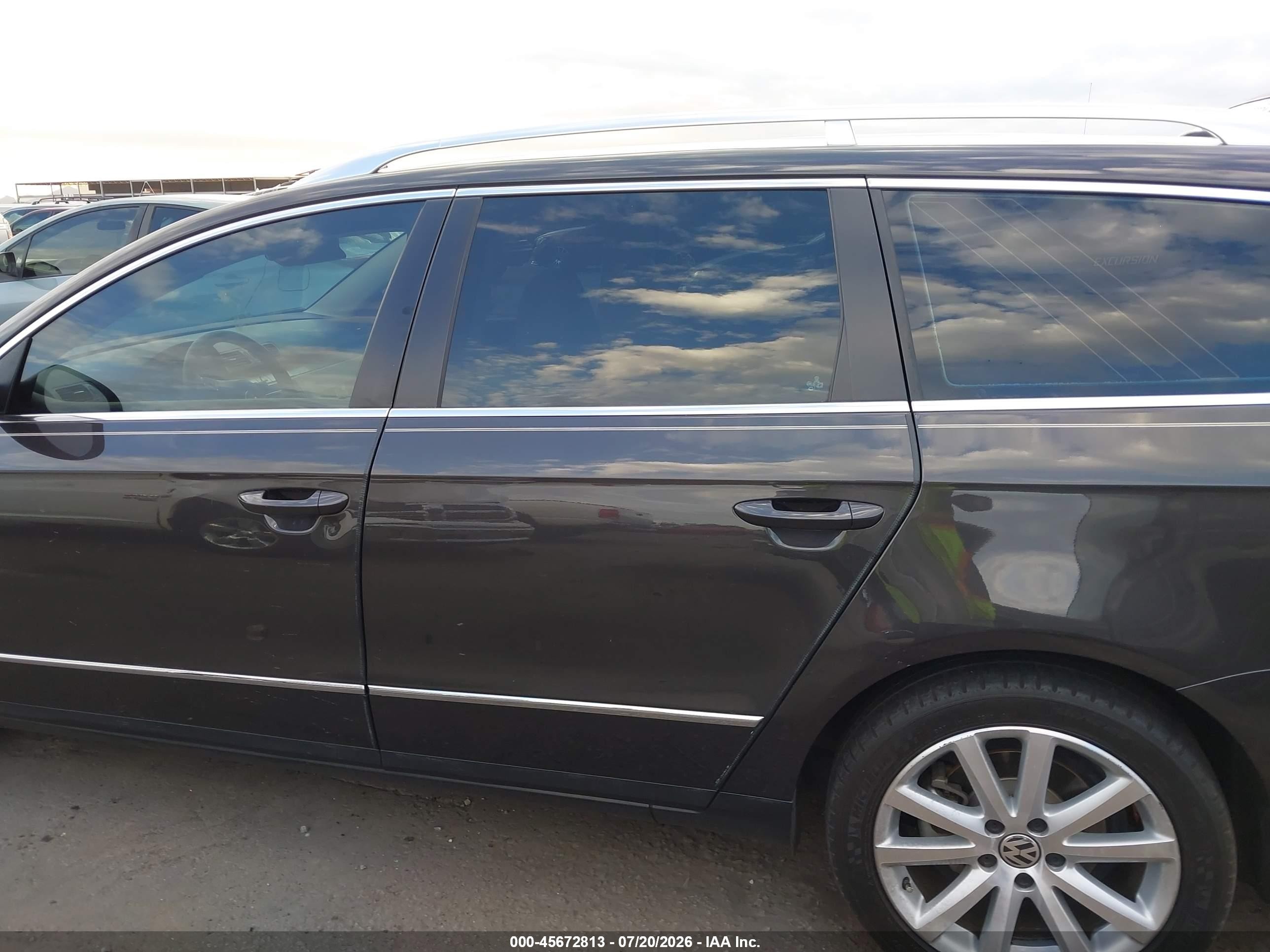 2010 Volkswagen Passat Komfort Gray vin: WVWXM7AN7AE081413
