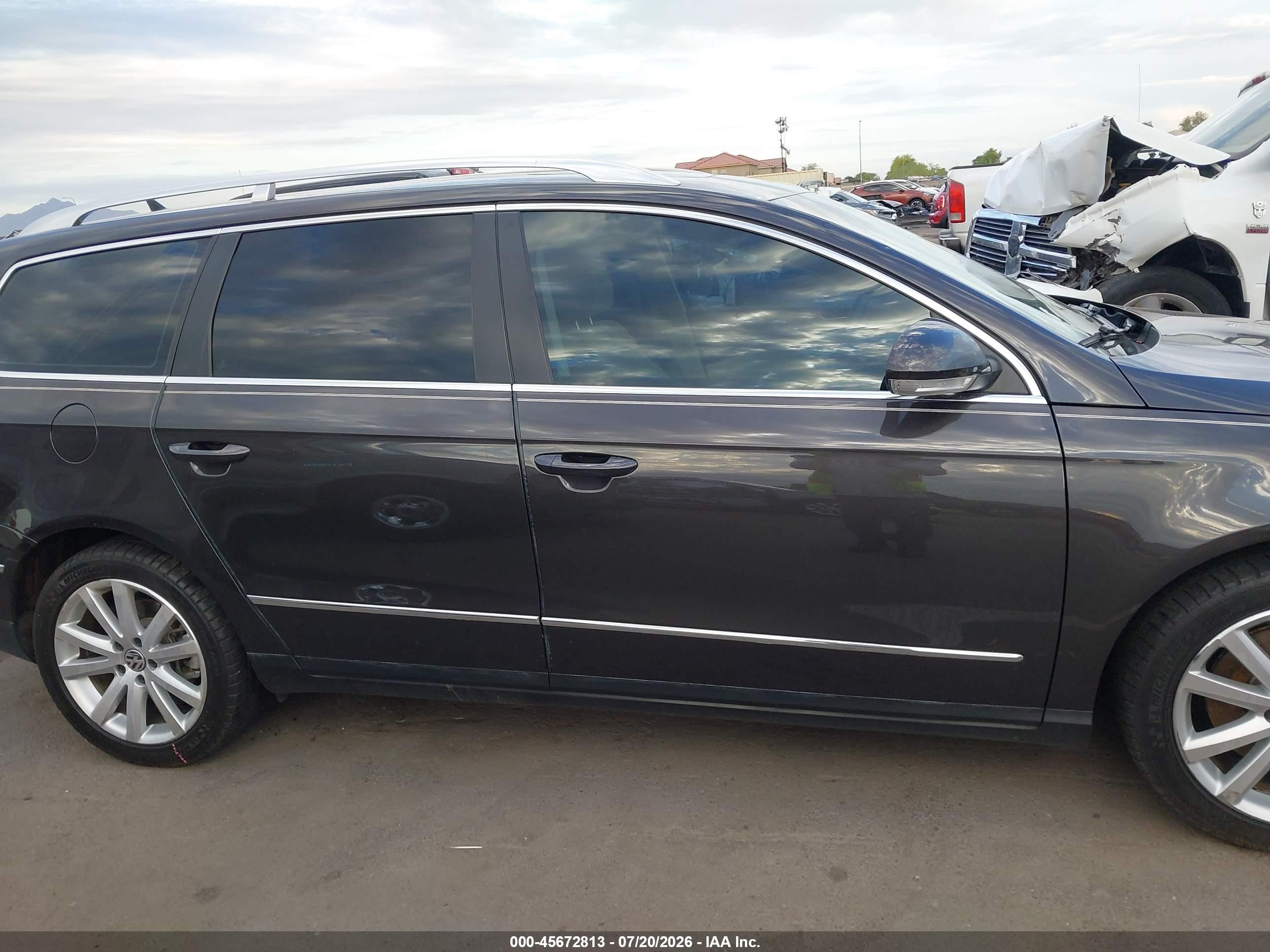 2010 Volkswagen Passat Komfort Gray vin: WVWXM7AN7AE081413