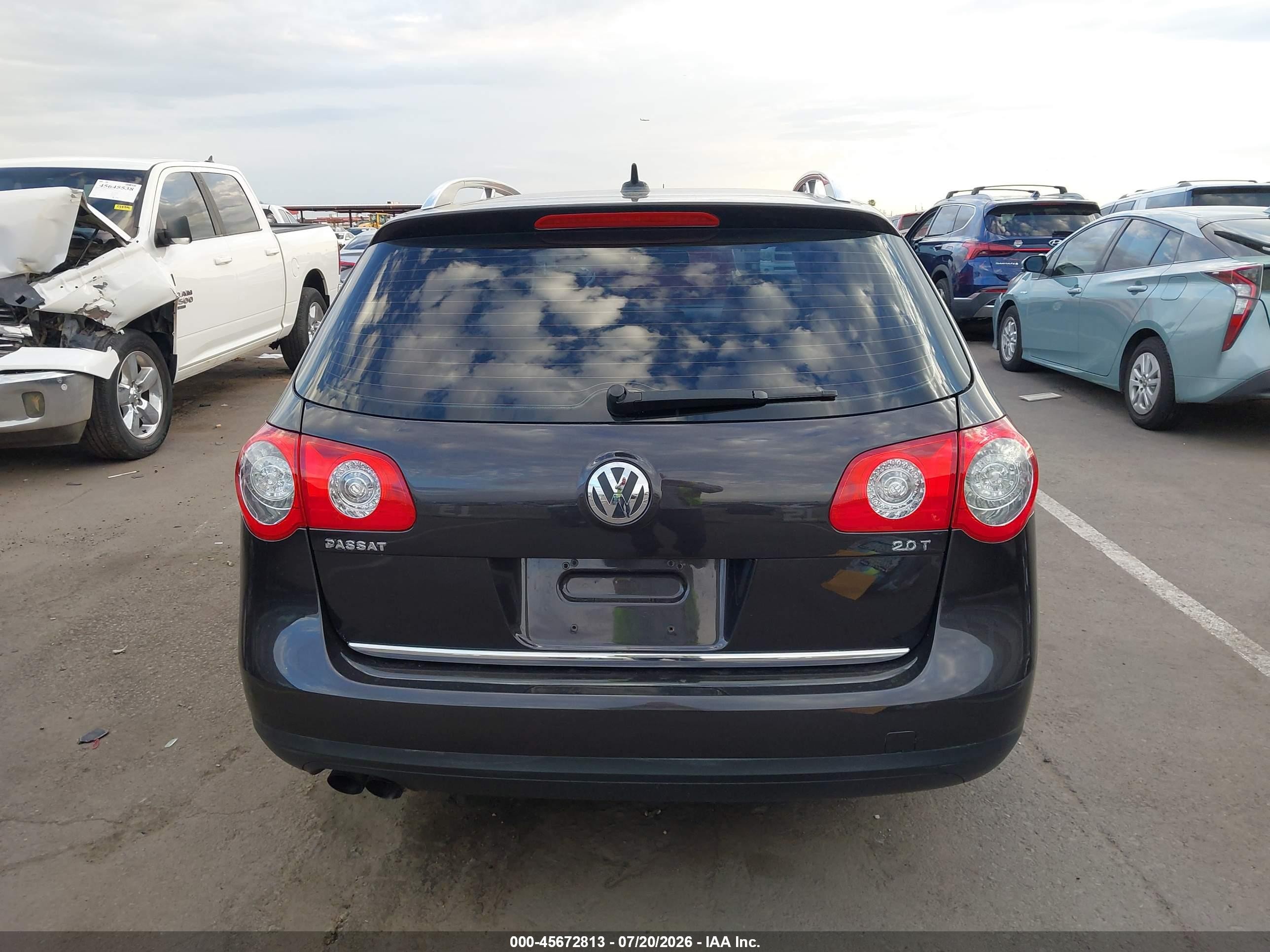 2010 Volkswagen Passat Komfort Gray vin: WVWXM7AN7AE081413