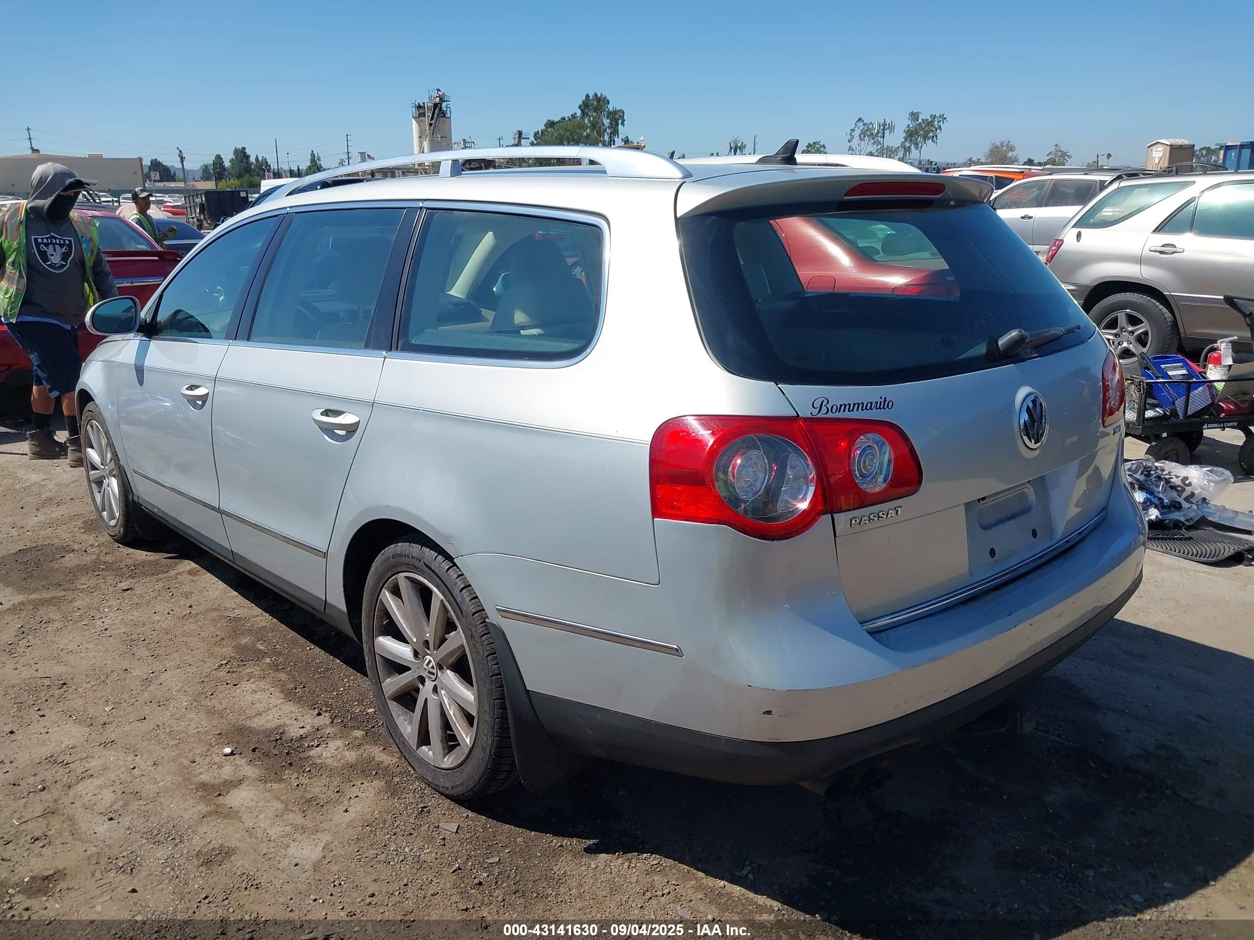 2010 Volkswagen Passat Komfort Silver vin: WVWXM7AN8AE159942