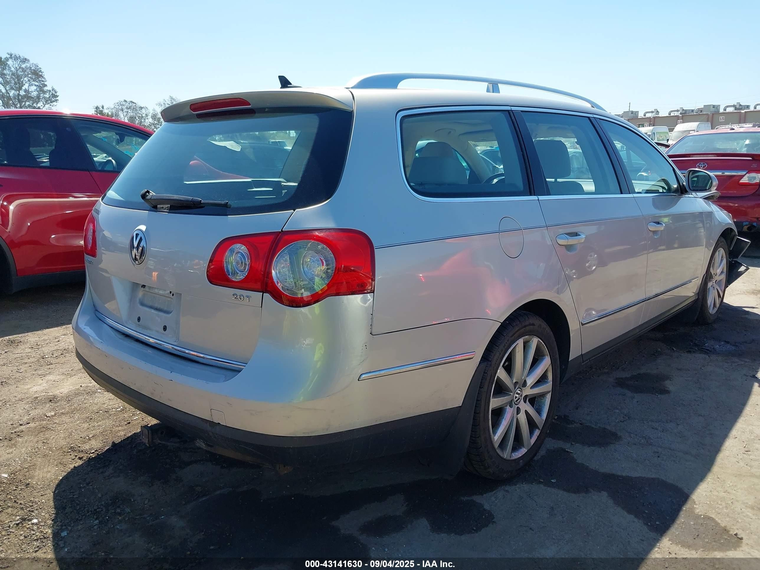 2010 Volkswagen Passat Komfort Silver vin: WVWXM7AN8AE159942