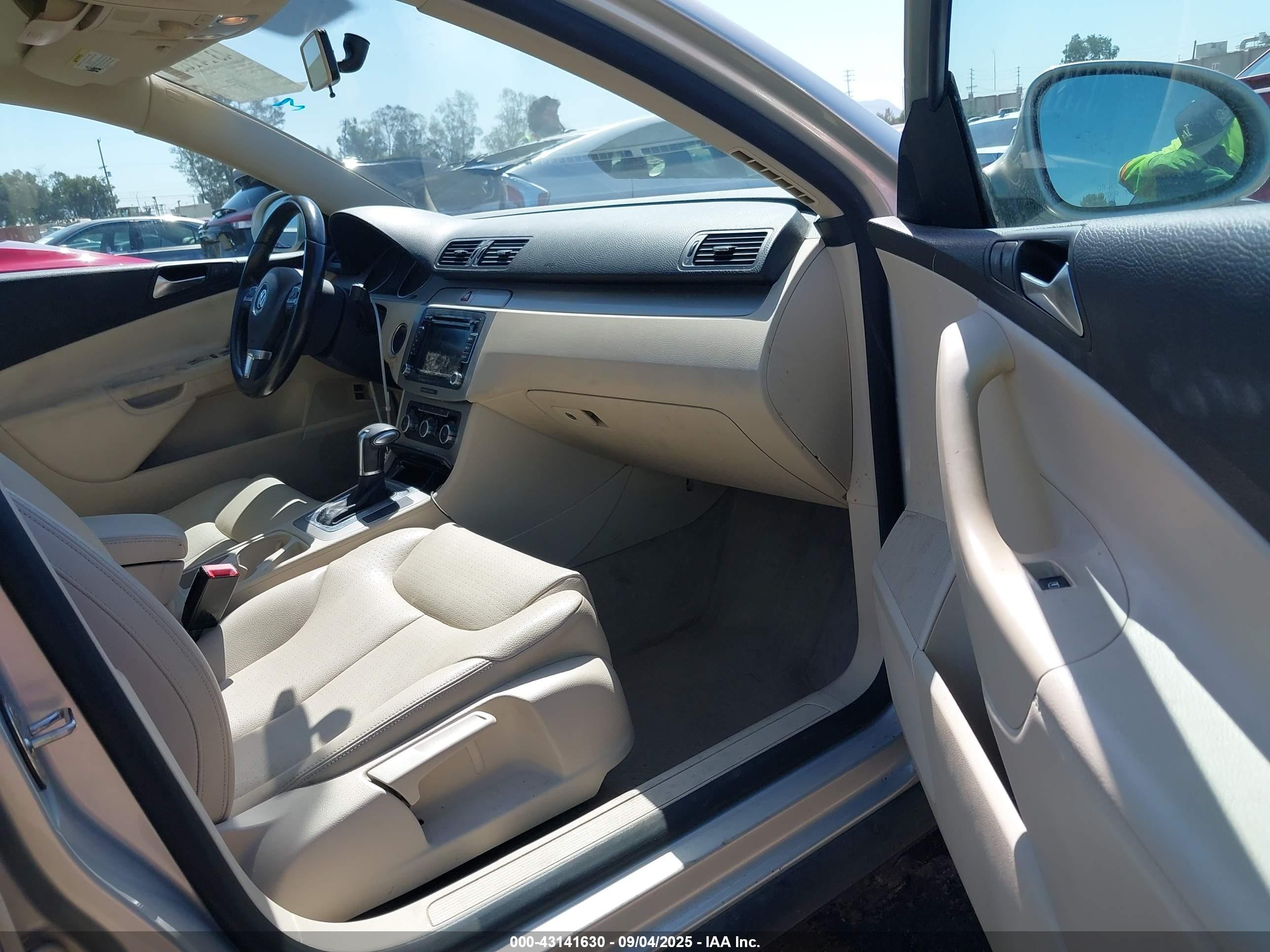 2010 Volkswagen Passat Komfort Silver vin: WVWXM7AN8AE159942