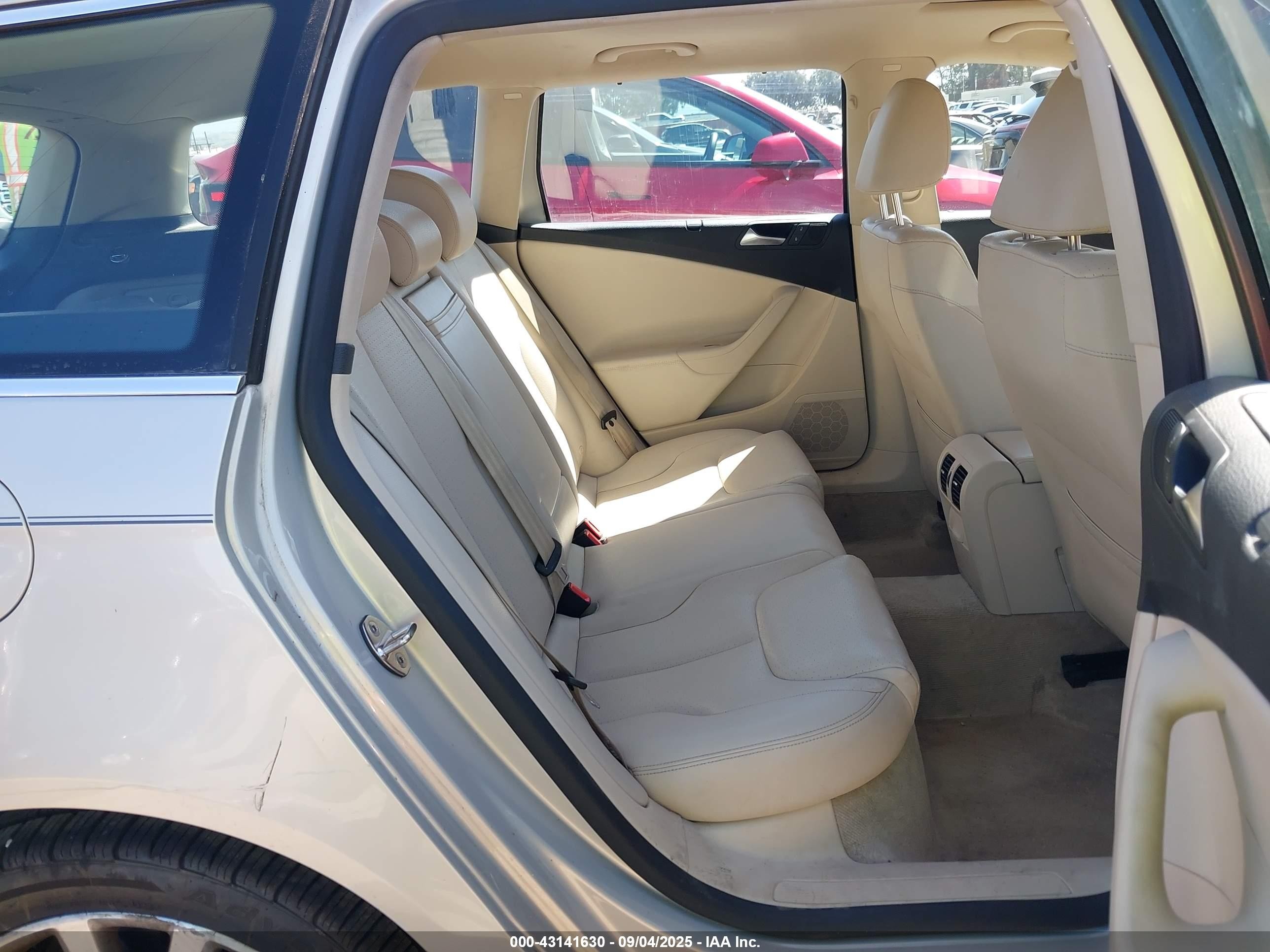 2010 Volkswagen Passat Komfort Silver vin: WVWXM7AN8AE159942
