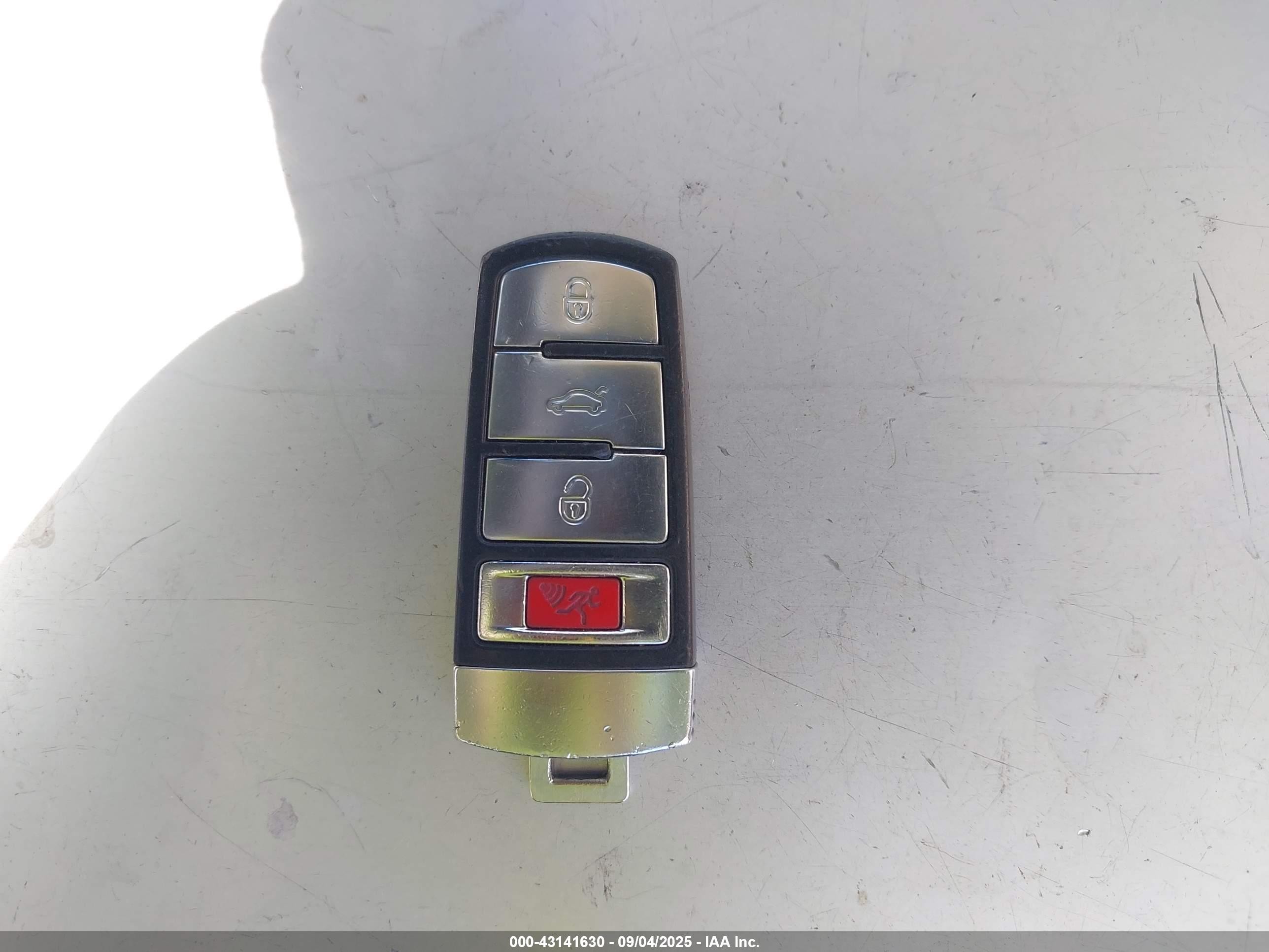 2010 Volkswagen Passat Komfort Silver vin: WVWXM7AN8AE159942
