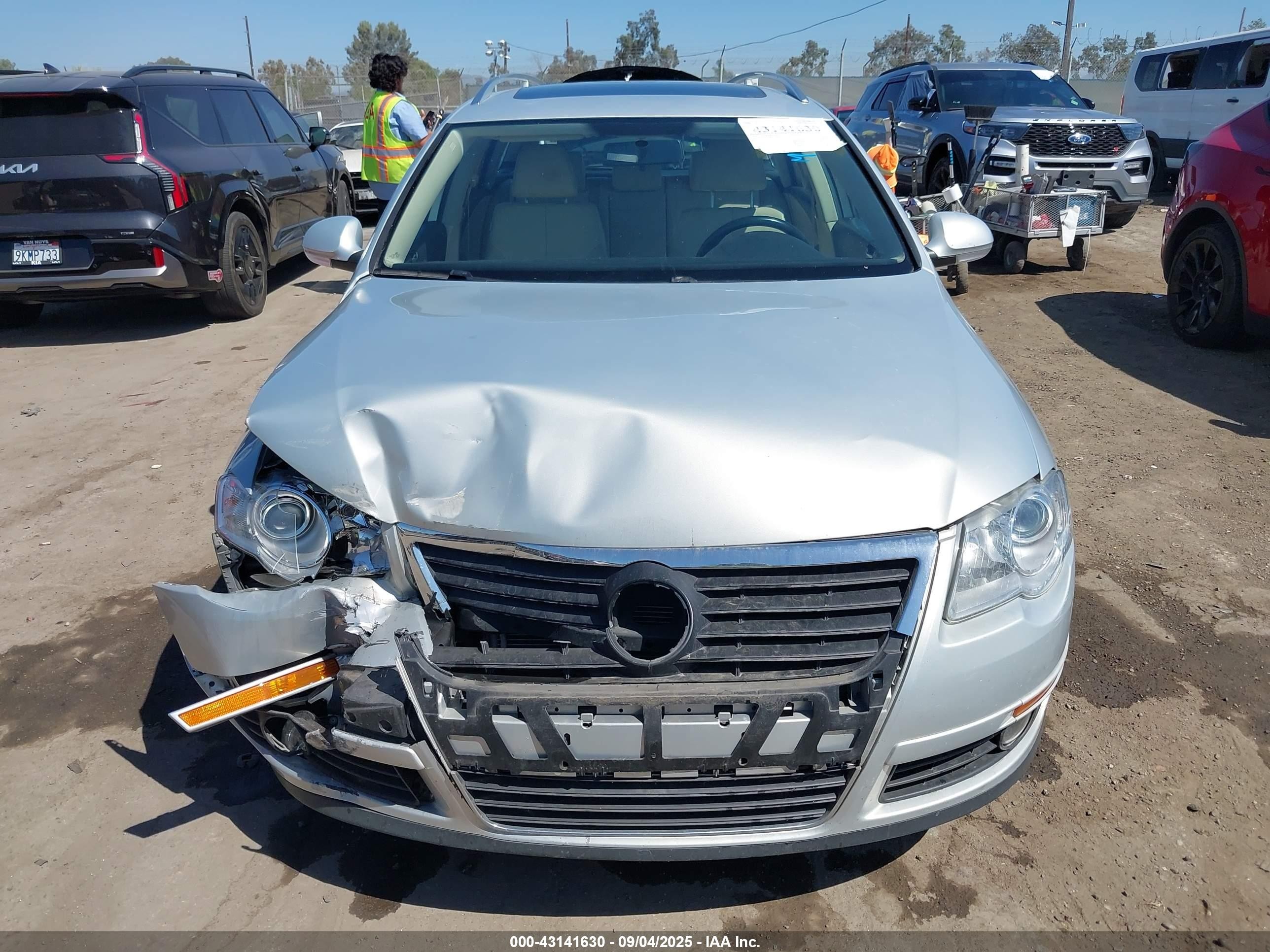 2010 Volkswagen Passat Komfort Silver vin: WVWXM7AN8AE159942