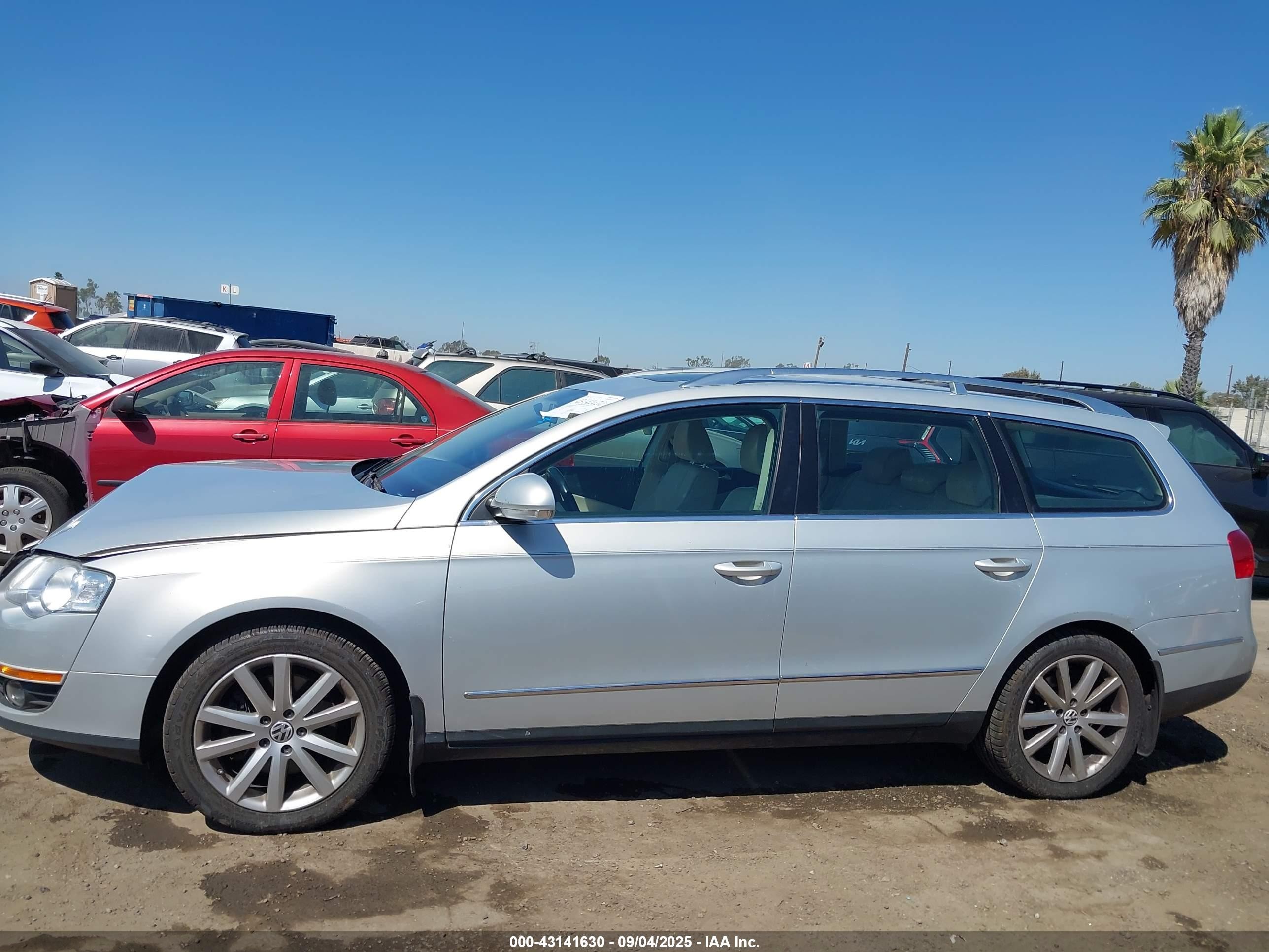 2010 Volkswagen Passat Komfort Silver vin: WVWXM7AN8AE159942