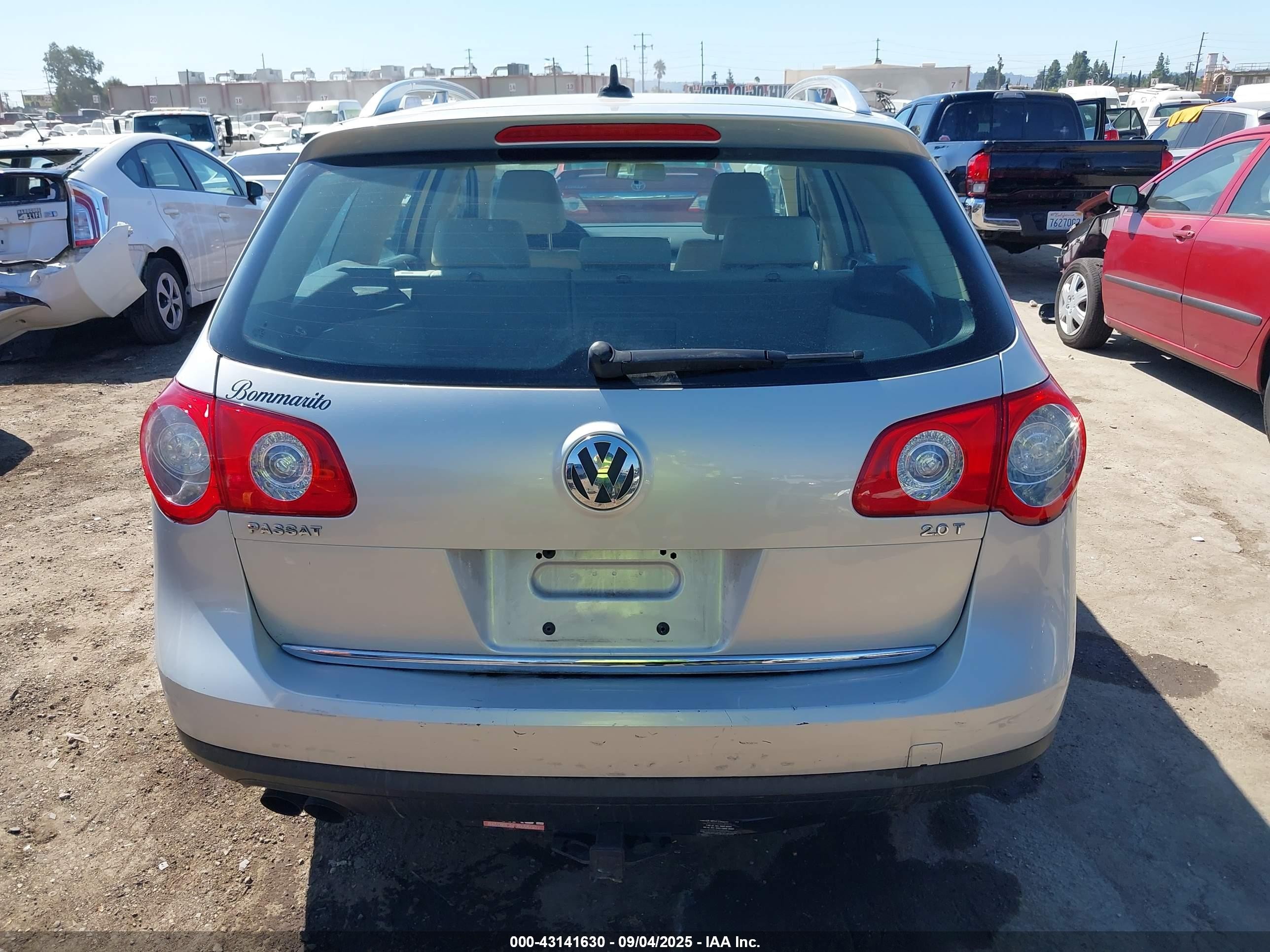 2010 Volkswagen Passat Komfort Silver vin: WVWXM7AN8AE159942