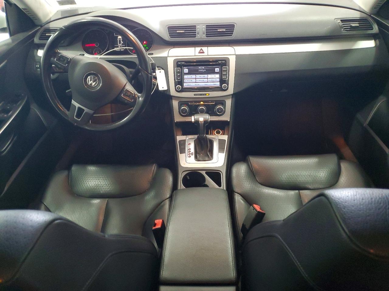 2010 Volkswagen Passat Komfort White vin: WVWXM7AN8AE165014
