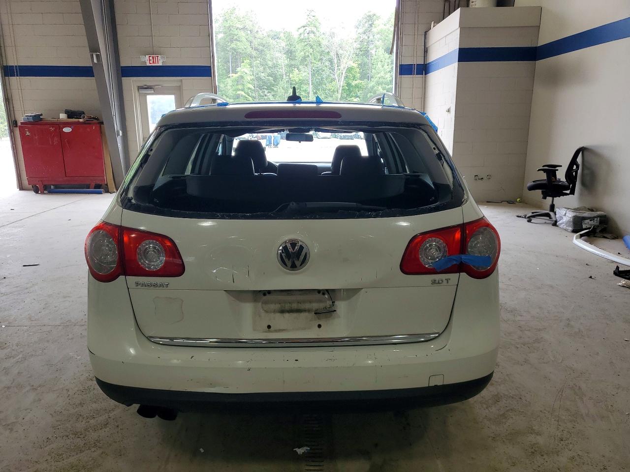 2010 Volkswagen Passat Komfort White vin: WVWXM7AN8AE165014