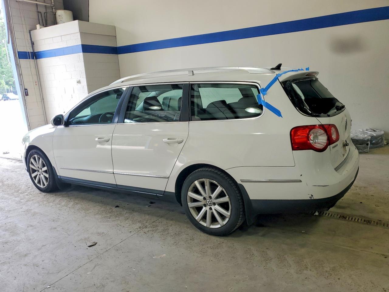 2010 Volkswagen Passat Komfort White vin: WVWXM7AN8AE165014
