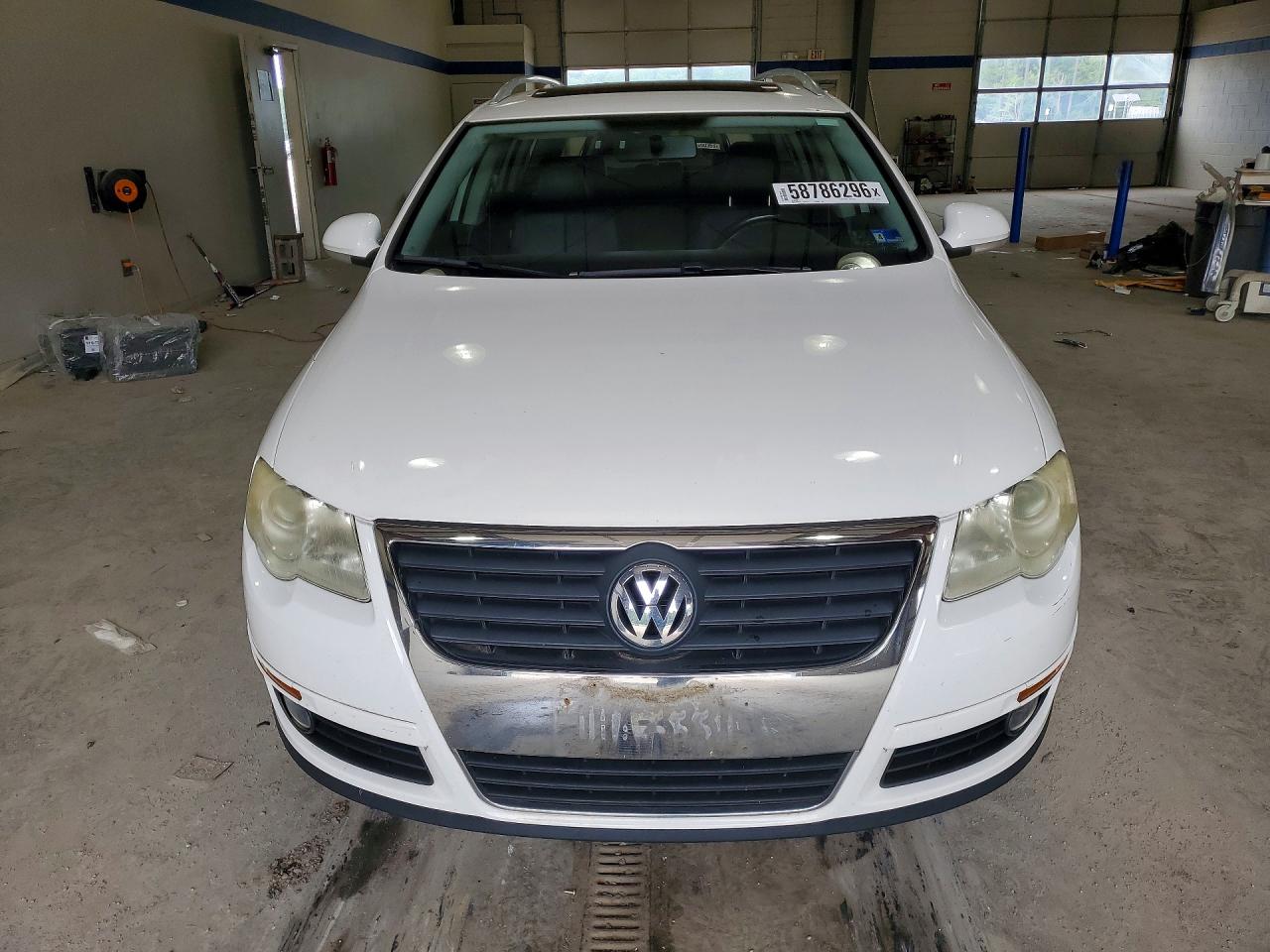 2010 Volkswagen Passat Komfort White vin: WVWXM7AN8AE165014