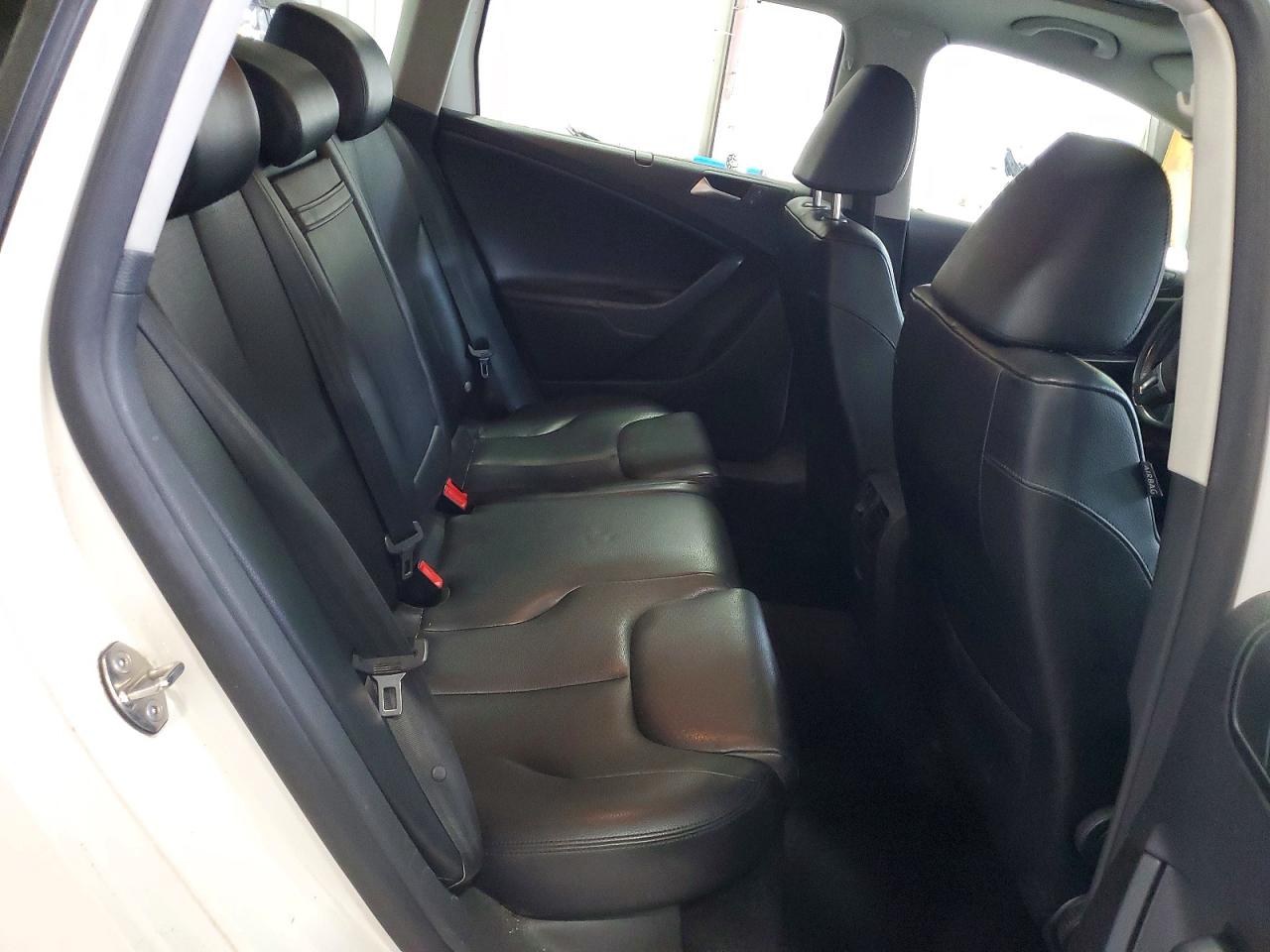 2010 Volkswagen Passat Komfort White vin: WVWXM7AN8AE165014