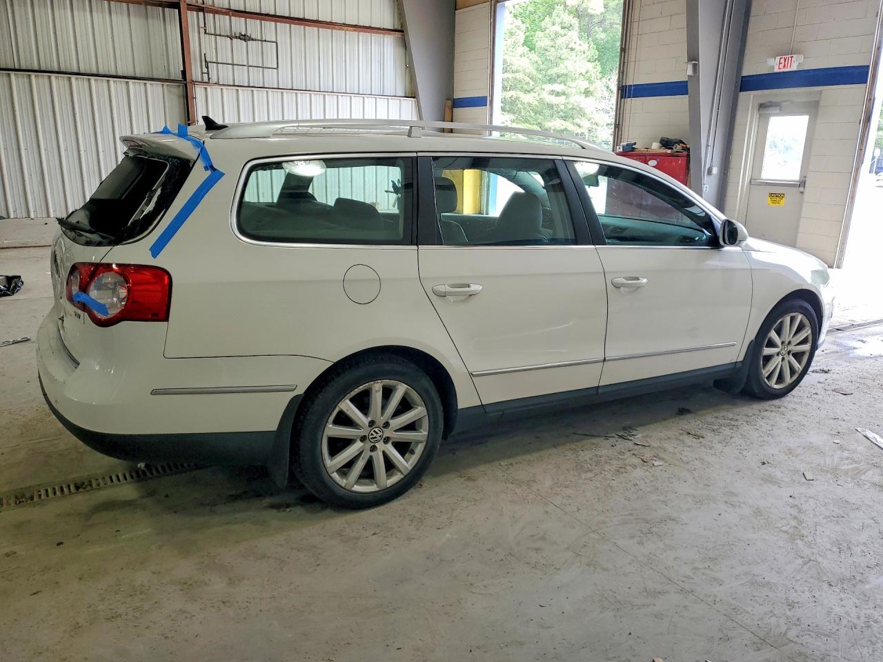 2010 Volkswagen Passat Komfort White vin: WVWXM7AN8AE165014