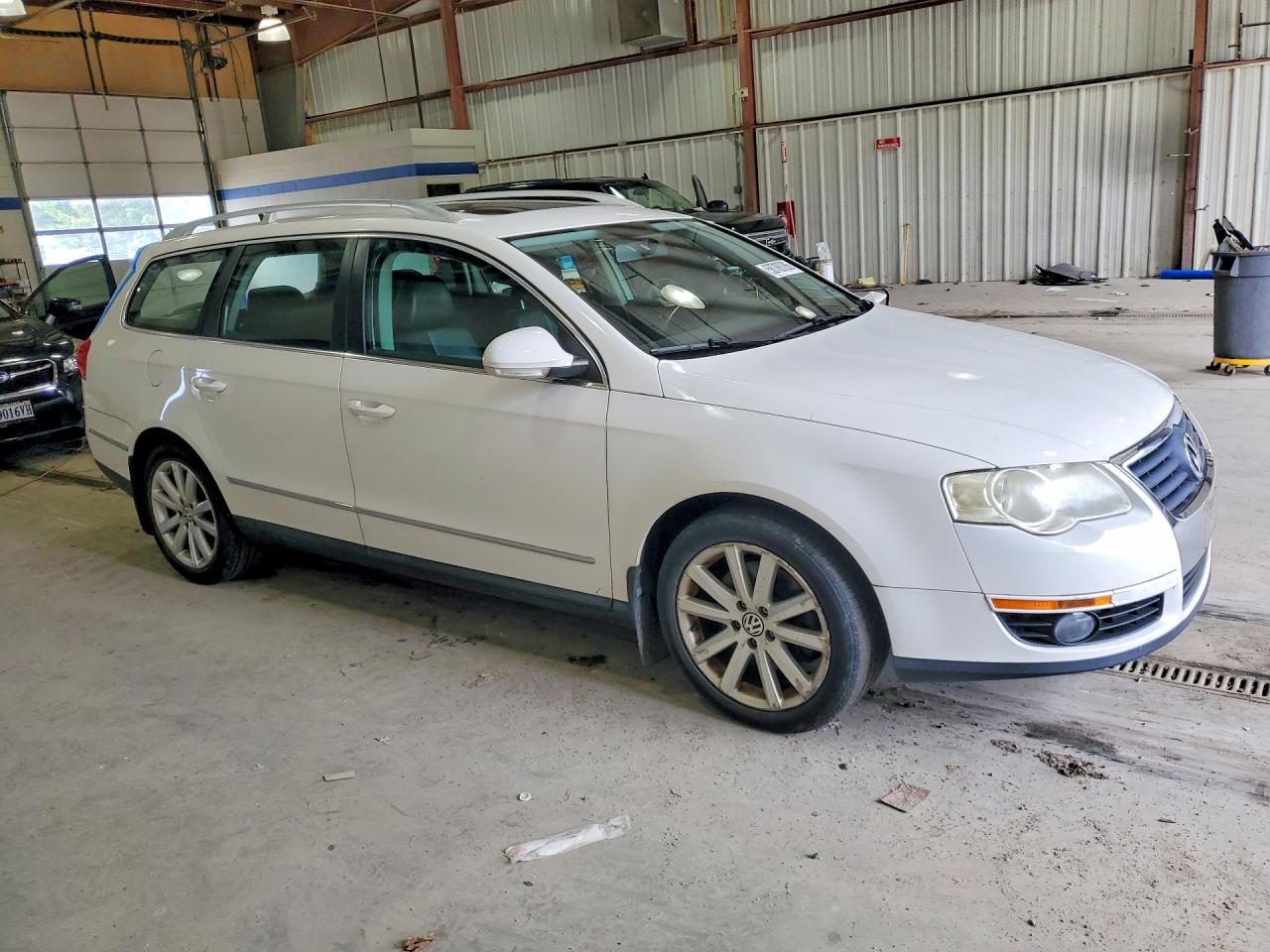 2010 Volkswagen Passat Komfort White vin: WVWXM7AN8AE165014