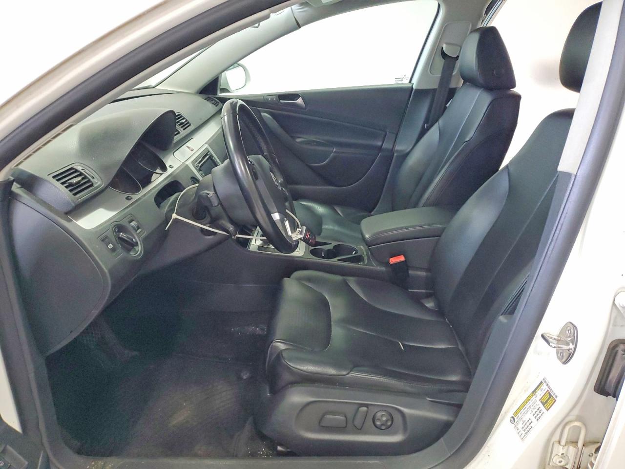 2010 Volkswagen Passat Komfort White vin: WVWXM7AN8AE165014
