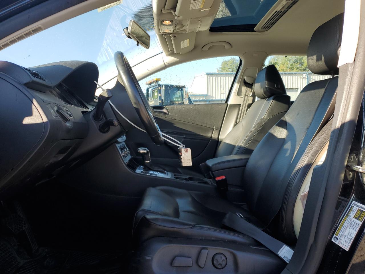 2010 Volkswagen Passat Komfort Black vin: WVWXM7ANXAE083236