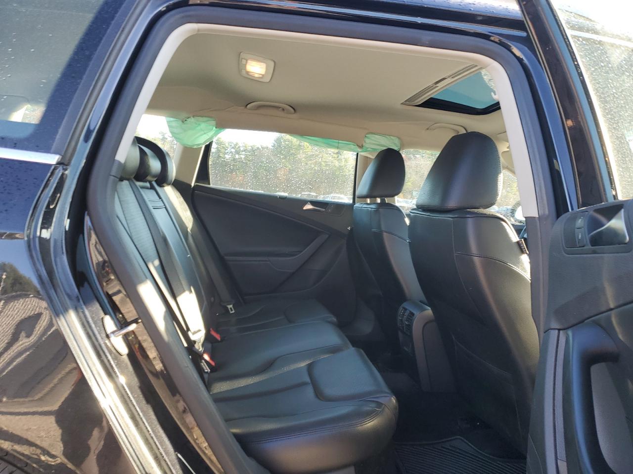 2010 Volkswagen Passat Komfort Black vin: WVWXM7ANXAE083236