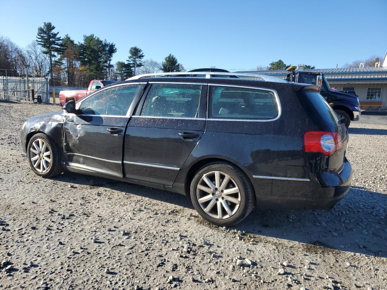 2010 Volkswagen Passat Komfort Black vin: WVWXM7ANXAE083236