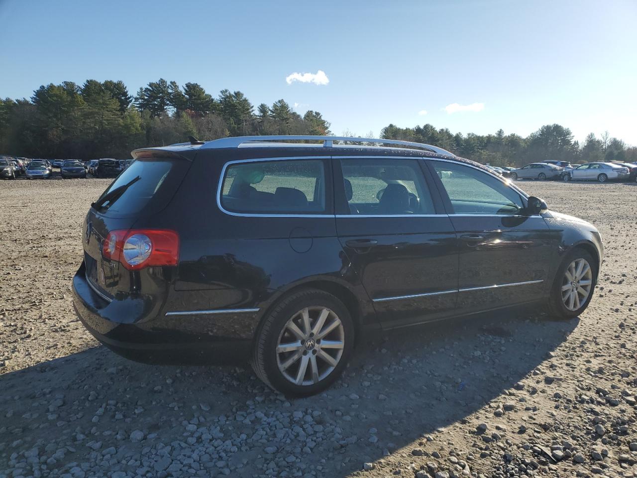 2010 Volkswagen Passat Komfort Black vin: WVWXM7ANXAE083236