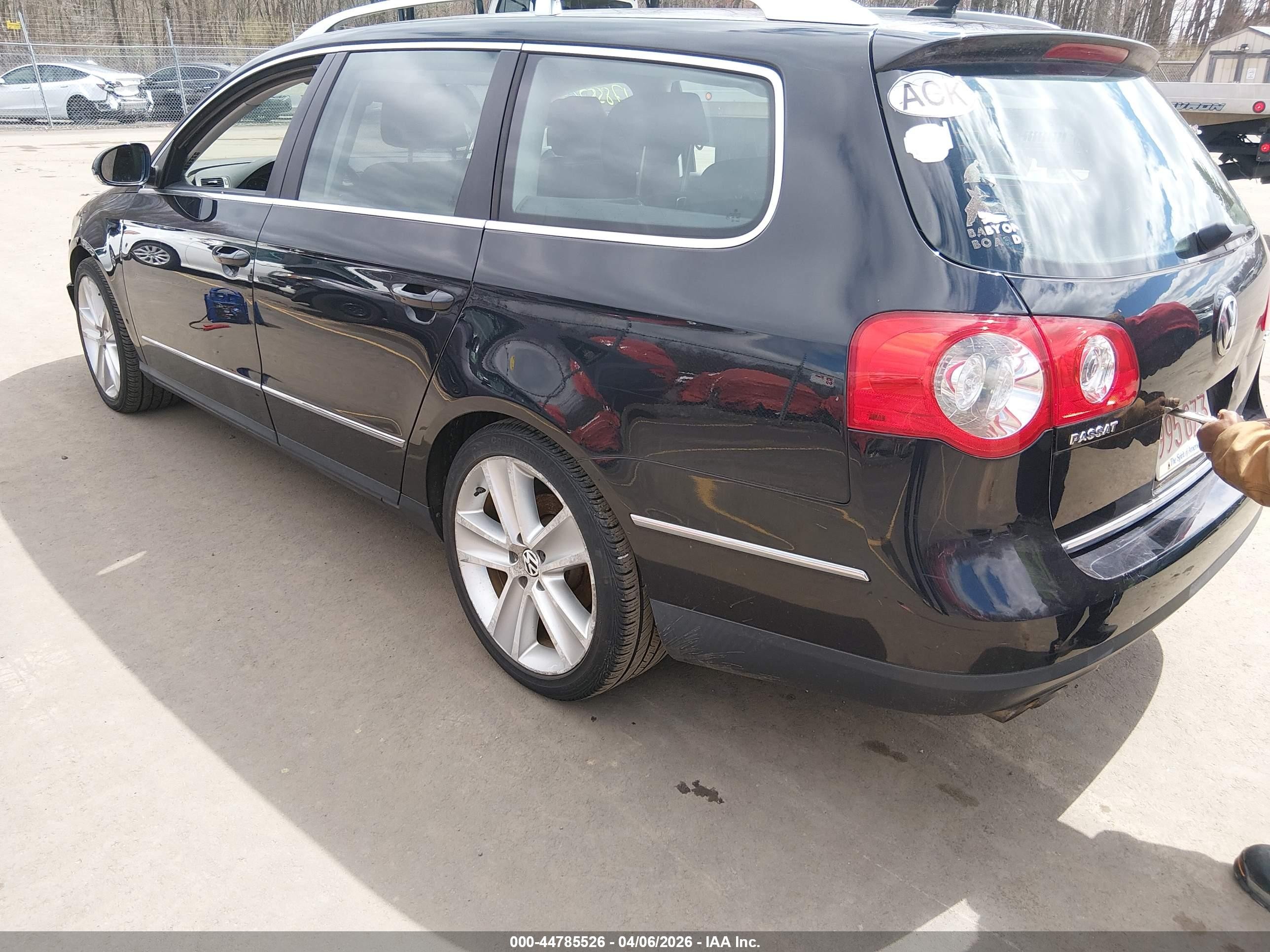 2010 Volkswagen Passat Komfort Черный vin: WVWXM7ANXAE145024