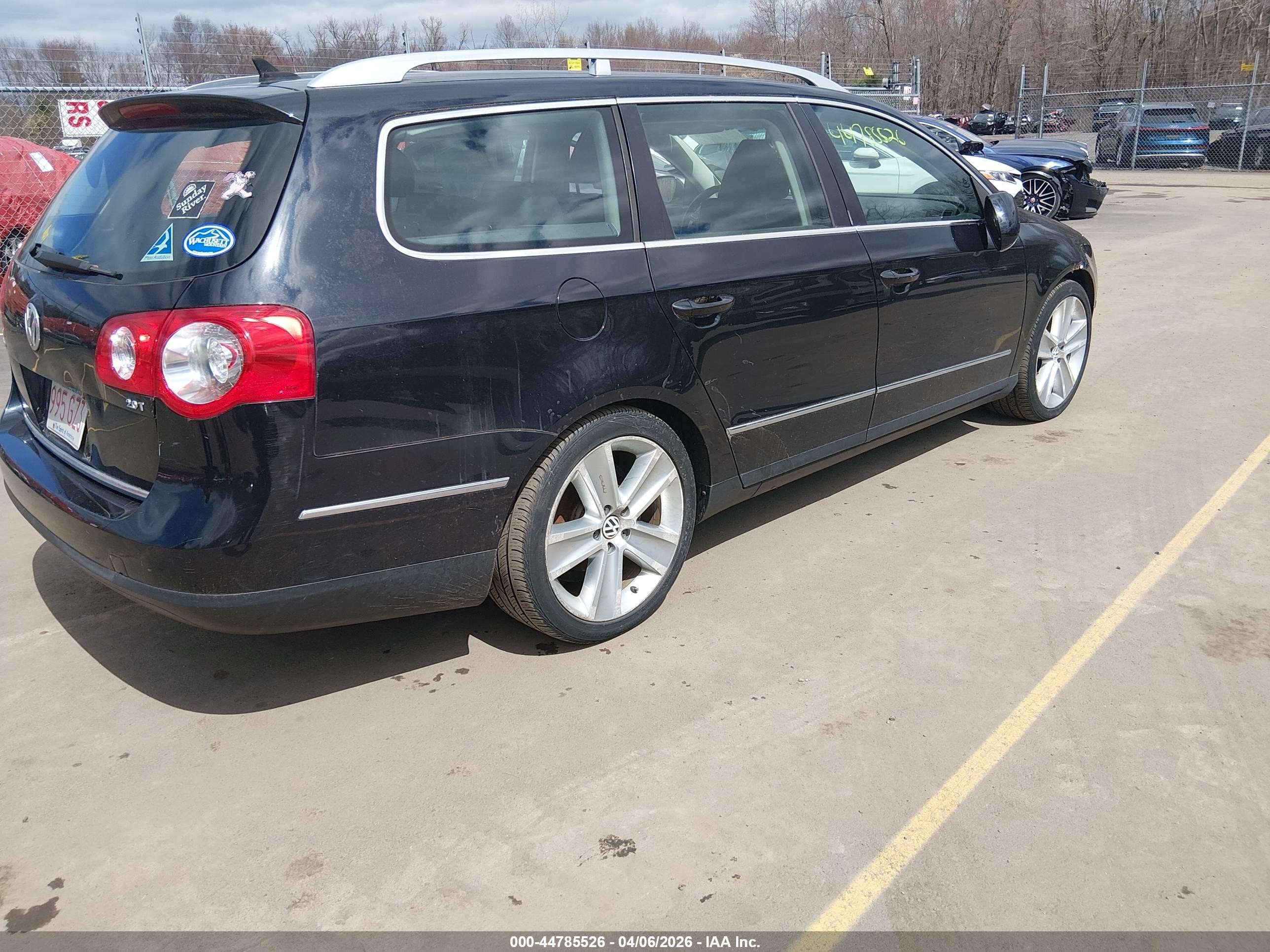 2010 Volkswagen Passat Komfort Черный vin: WVWXM7ANXAE145024