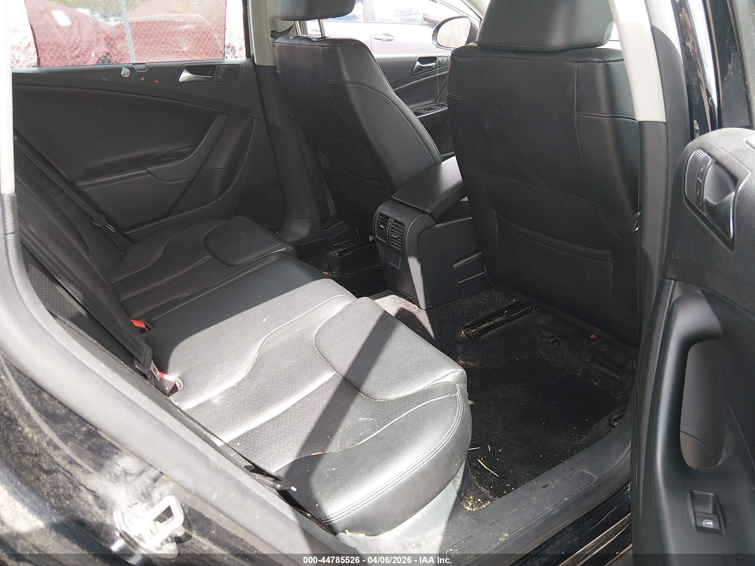 2010 Volkswagen Passat Komfort Черный vin: WVWXM7ANXAE145024